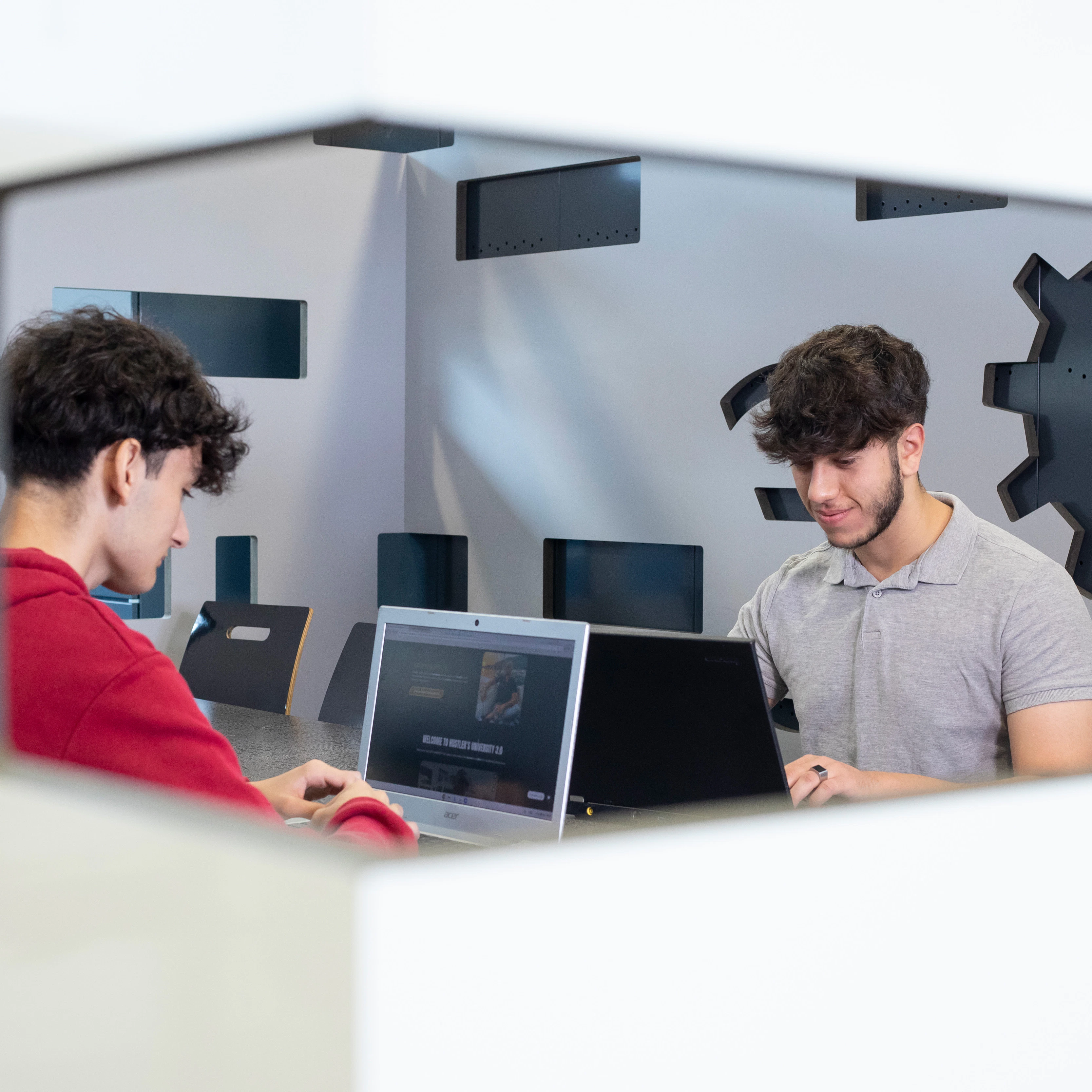 Een jongen pratend achter een laptop