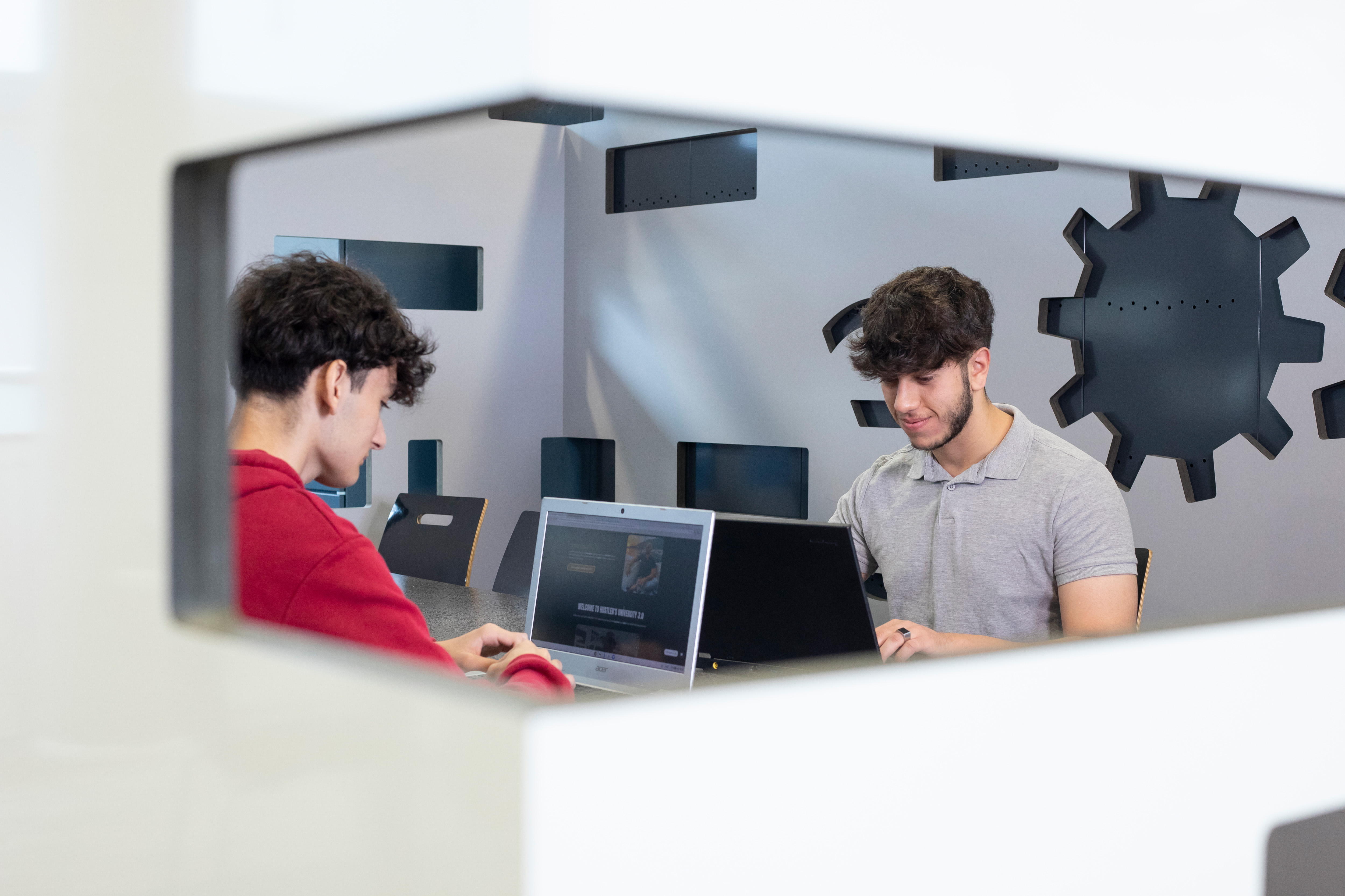 Een jongen aan het werk achter een laptop