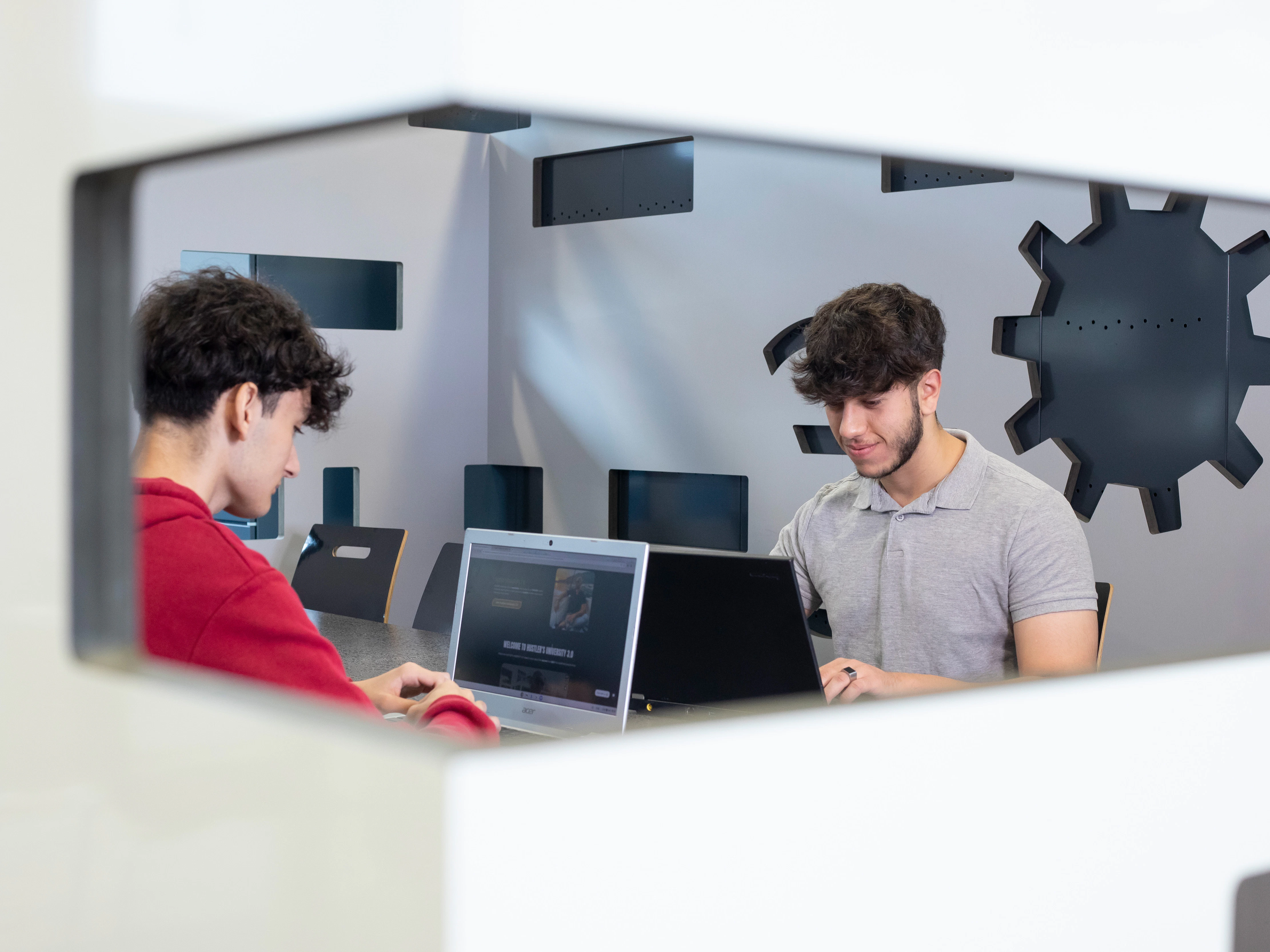 Een jongen aan het werk achter een laptop