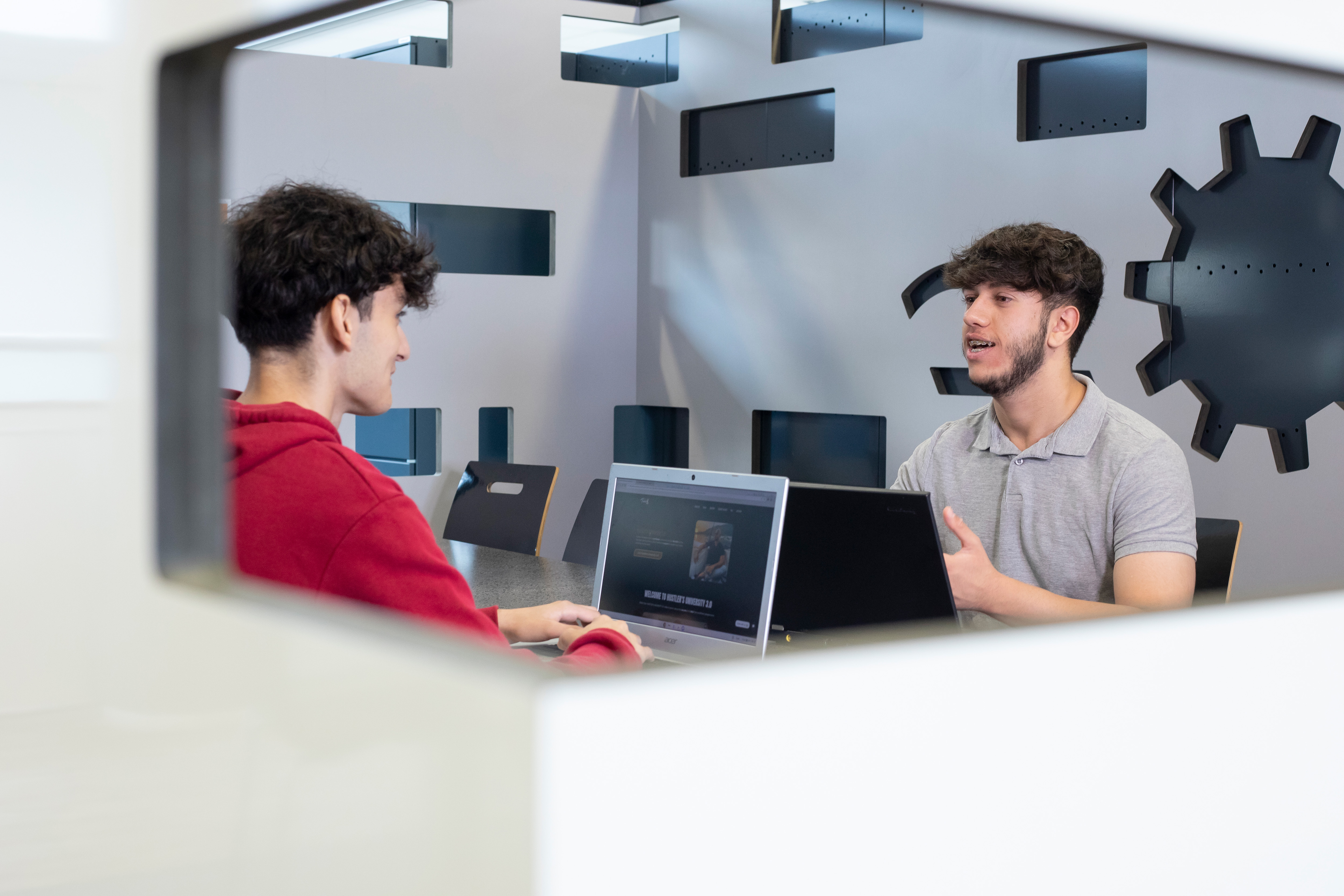 Twee jongens achter een laptop