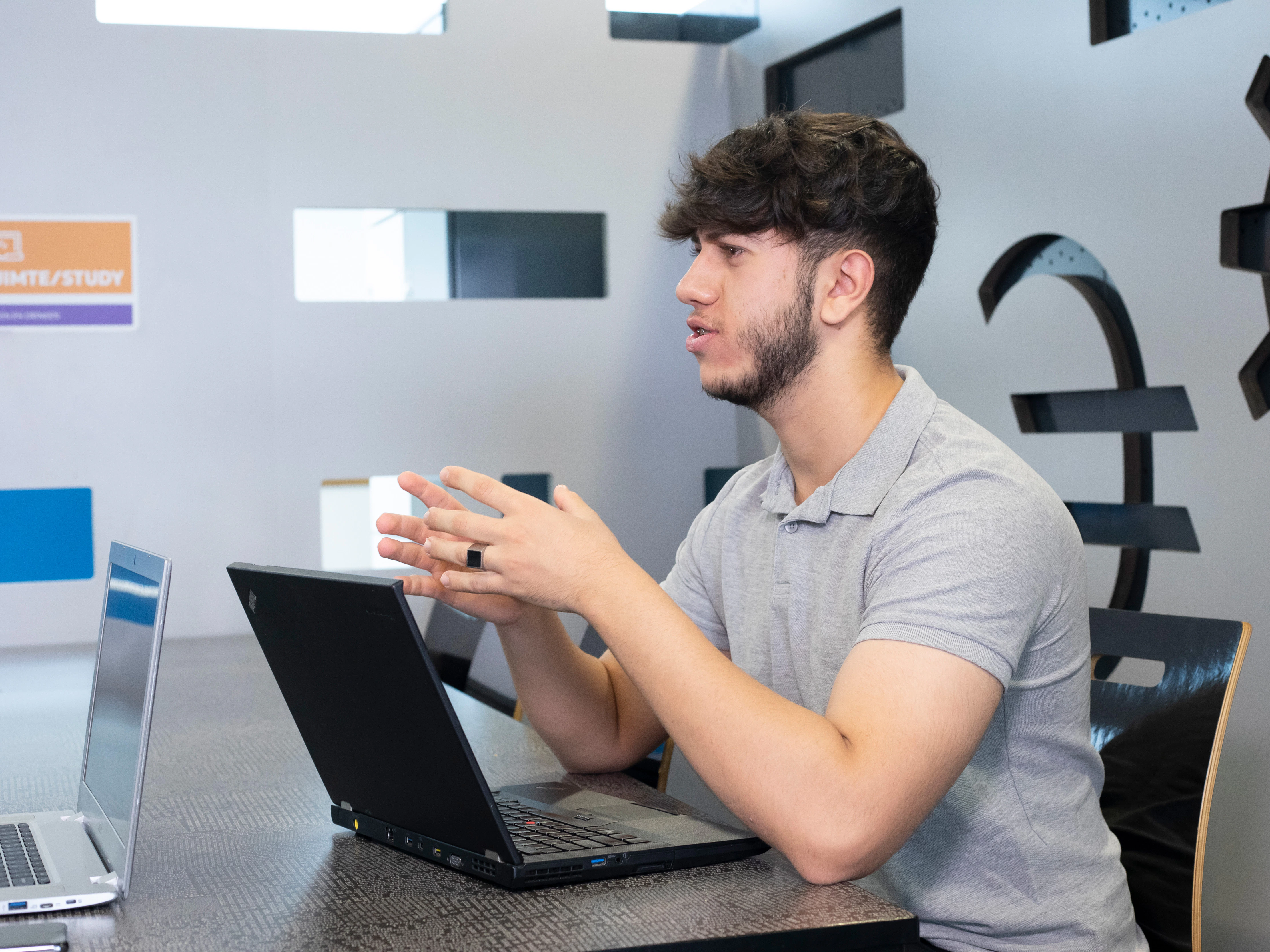 Jongen werkt op laptop