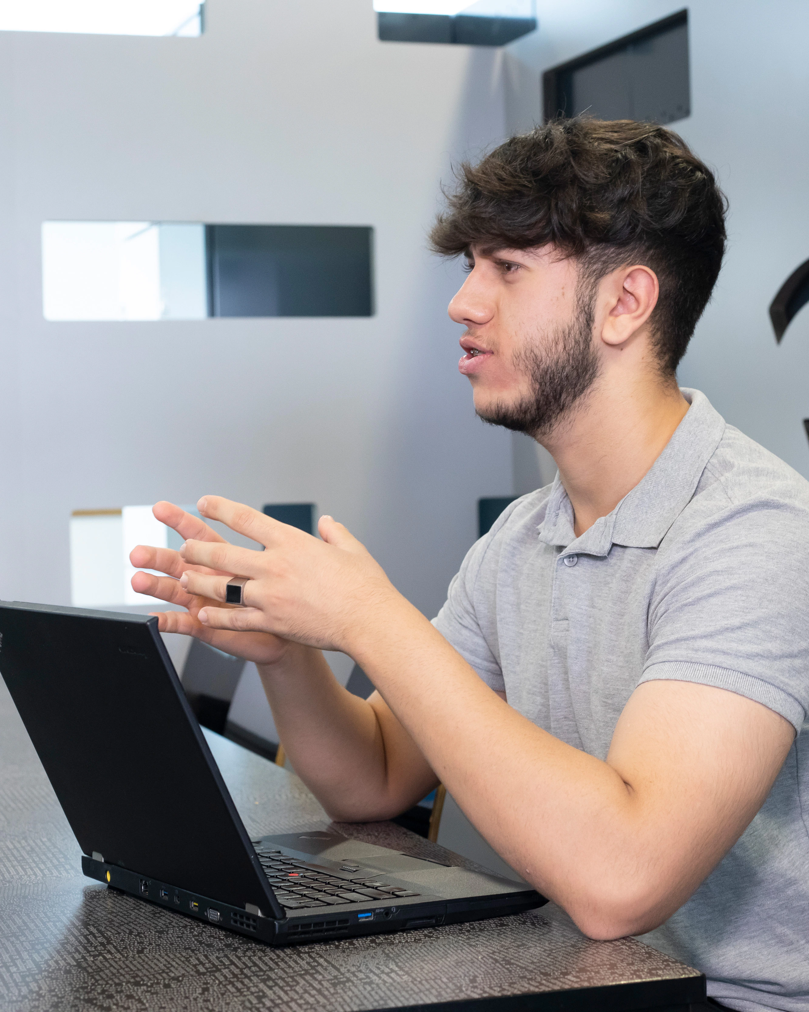 Jongen pratend achter zijn laptop