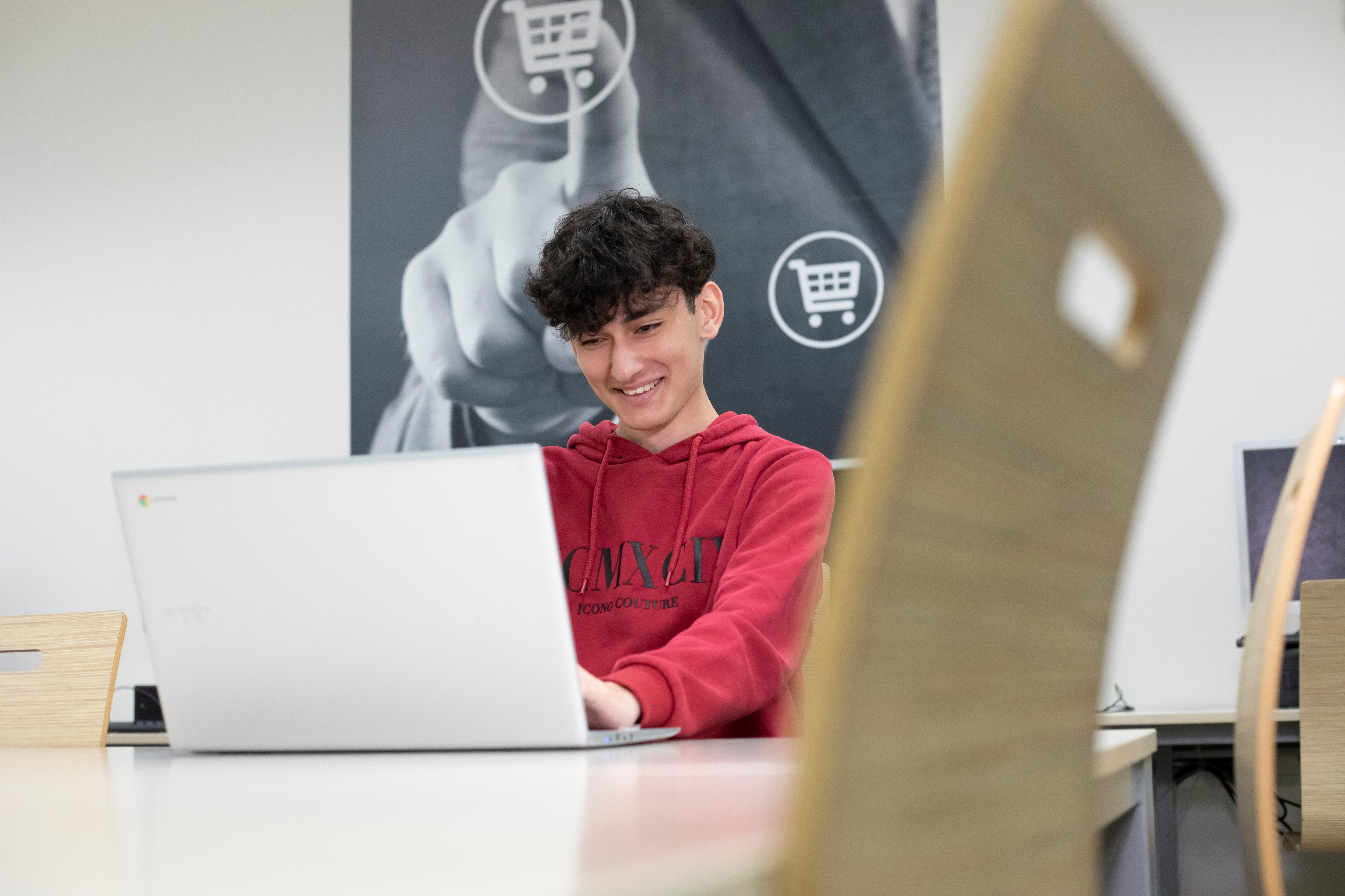 Een jongen aan het werk achter een laptop