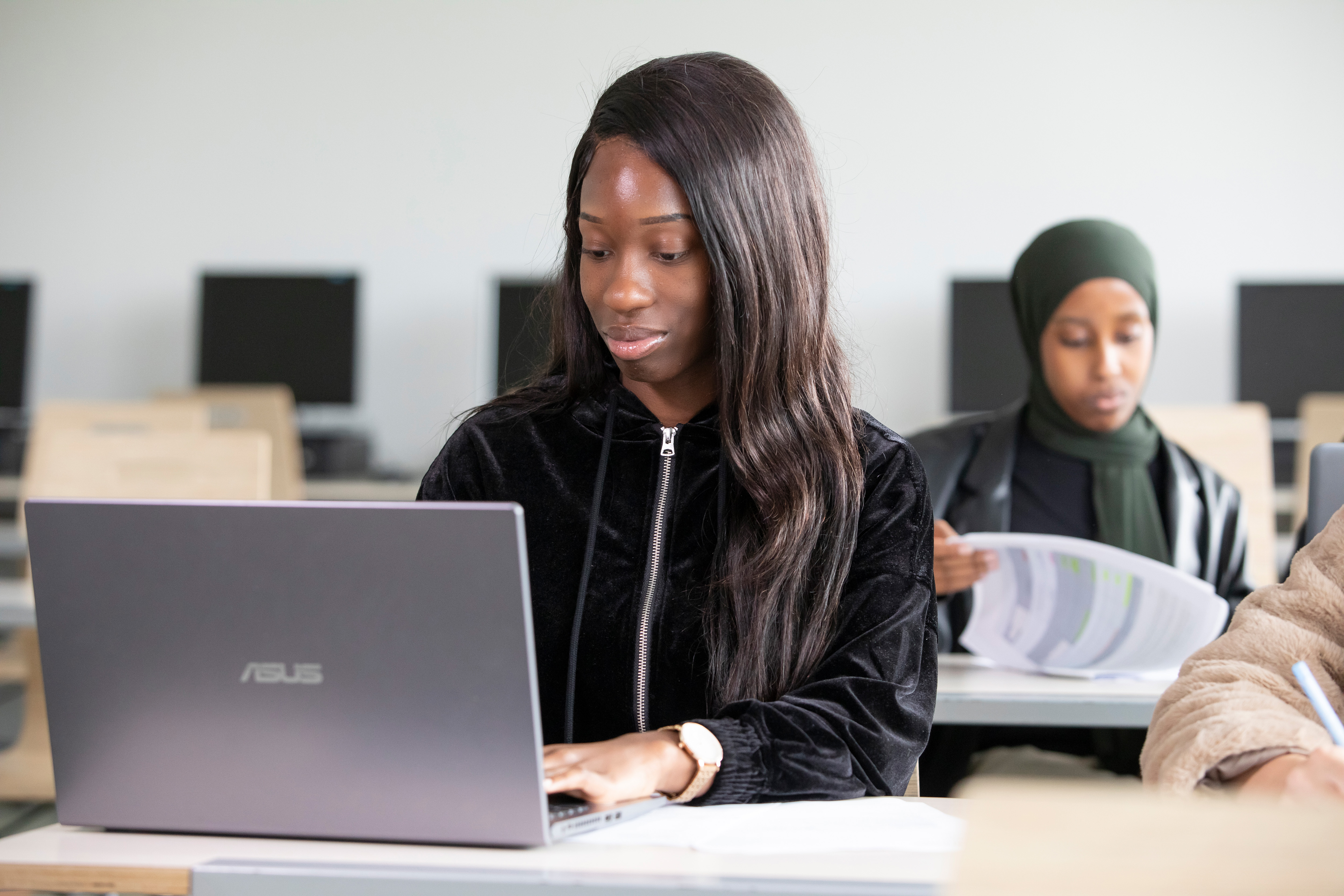Student zit achter een laptop