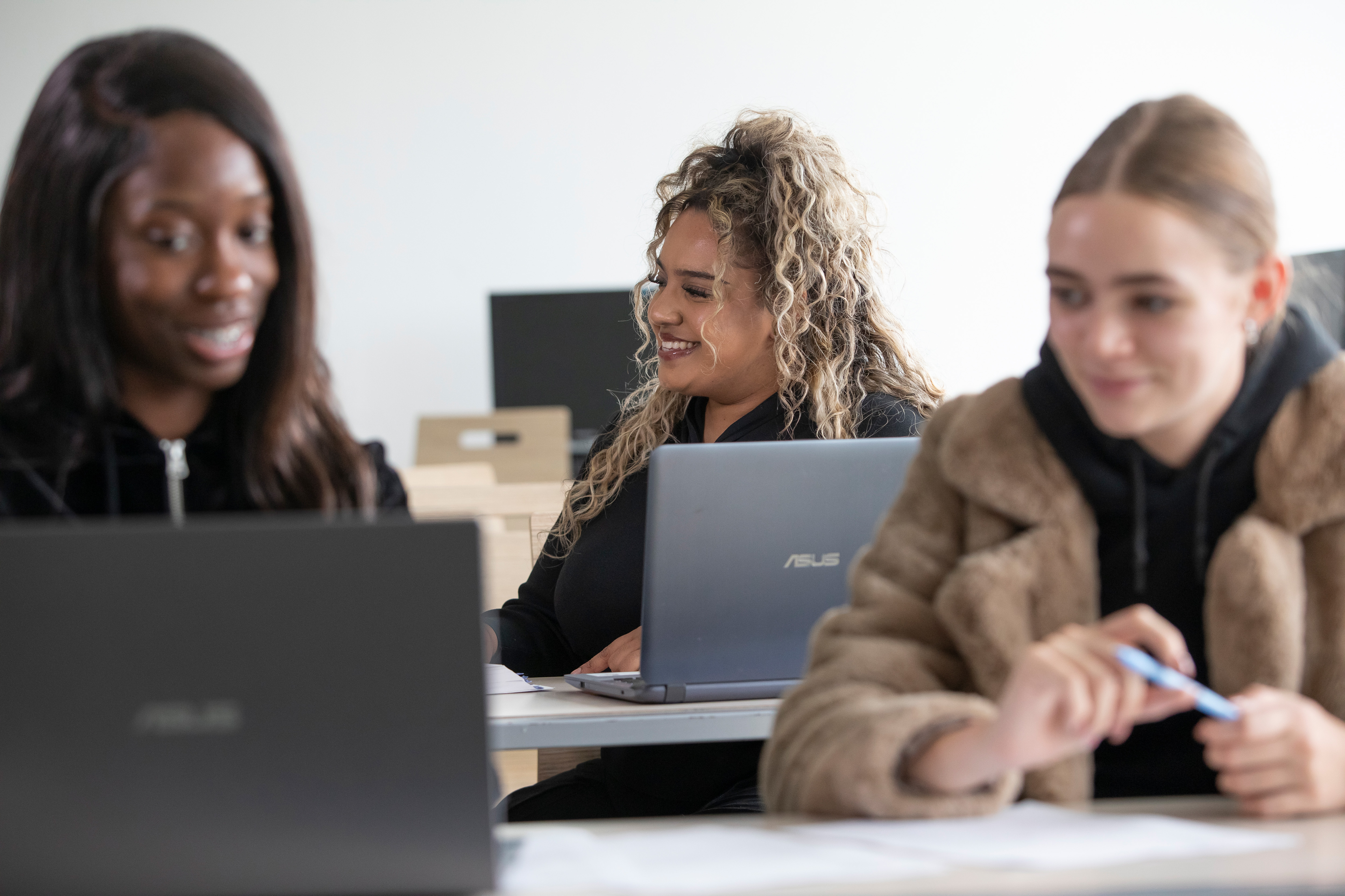 Student zit achter een laptop