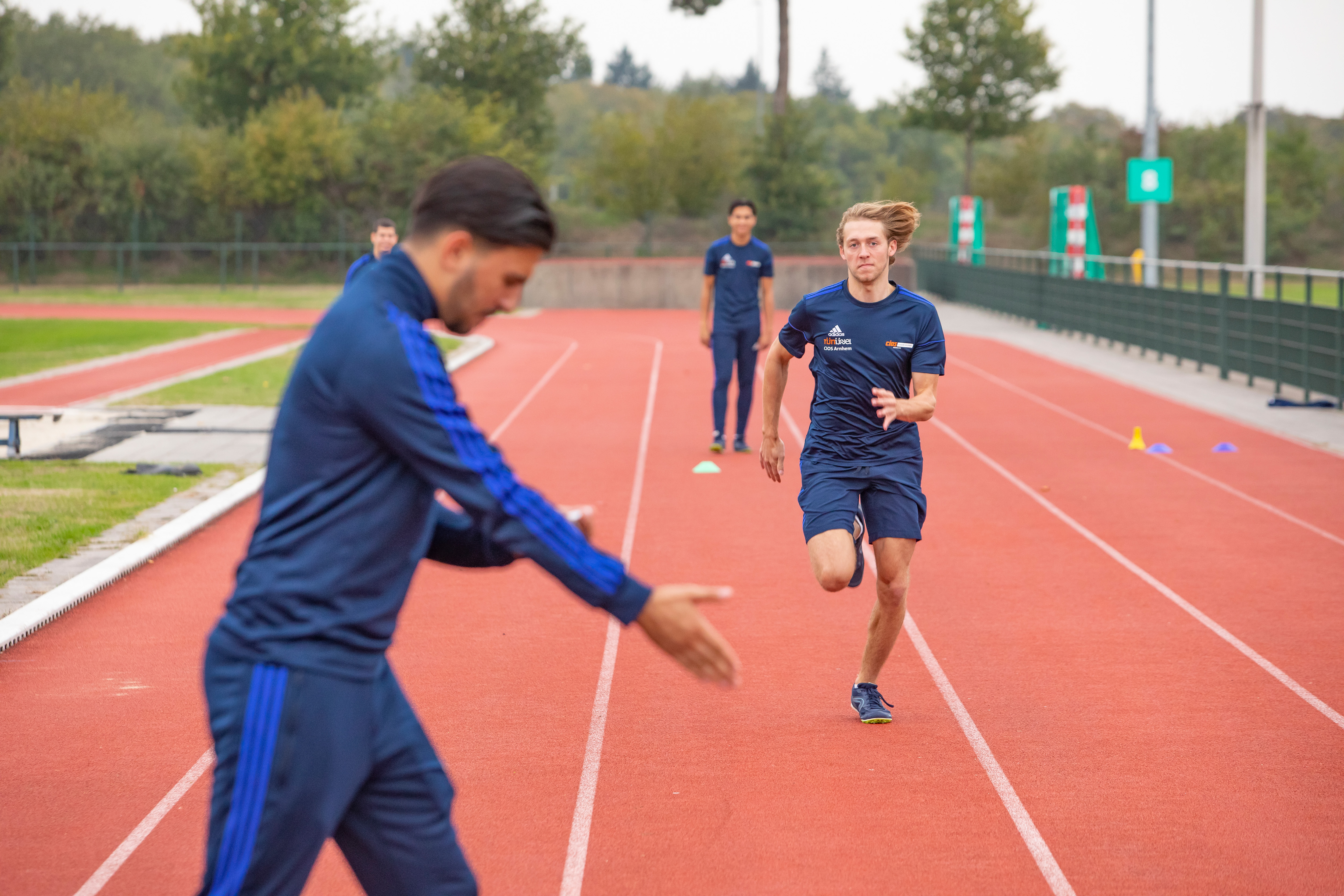 Student rent op een atletiekbaan