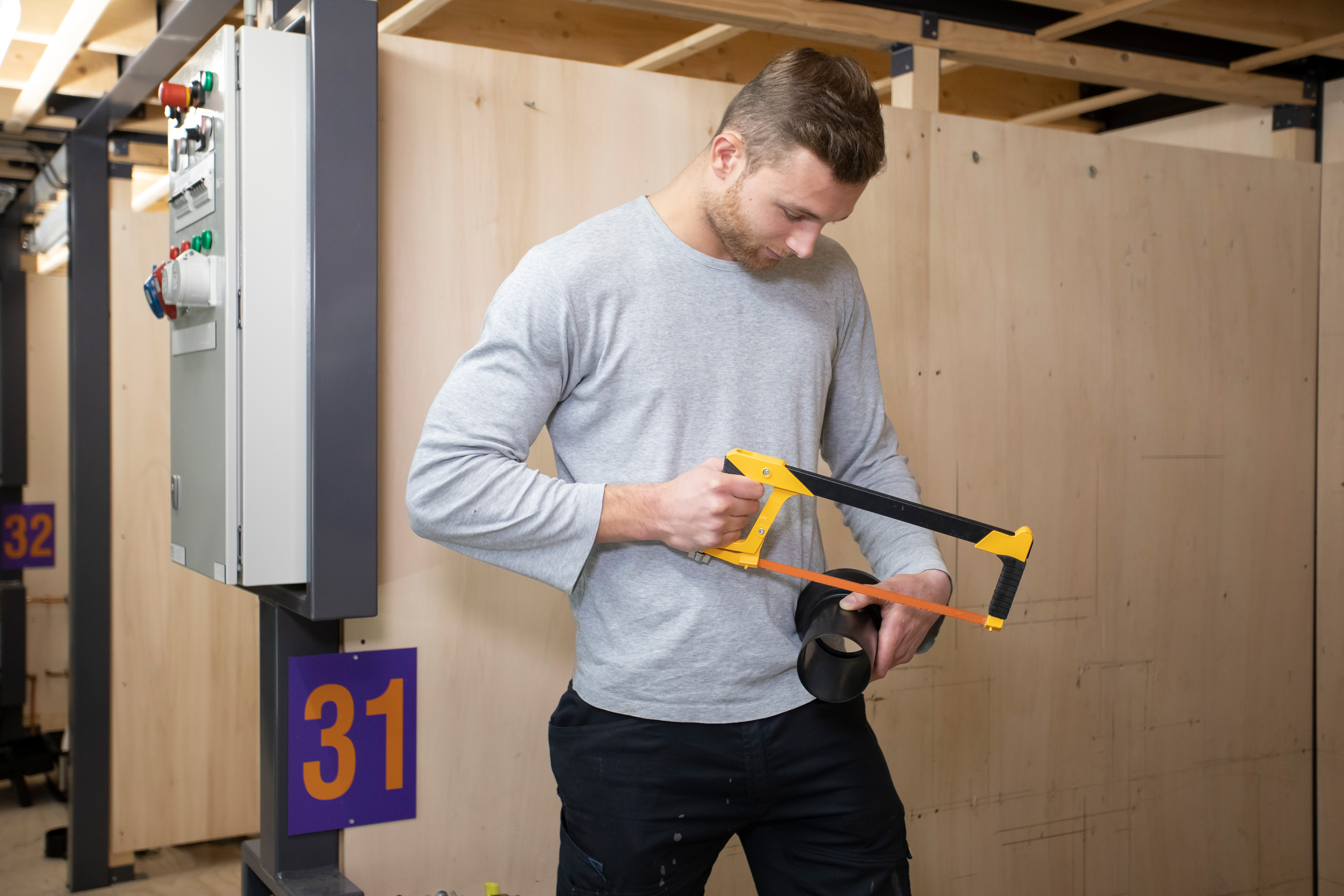 Student is bezig met installatietechniek