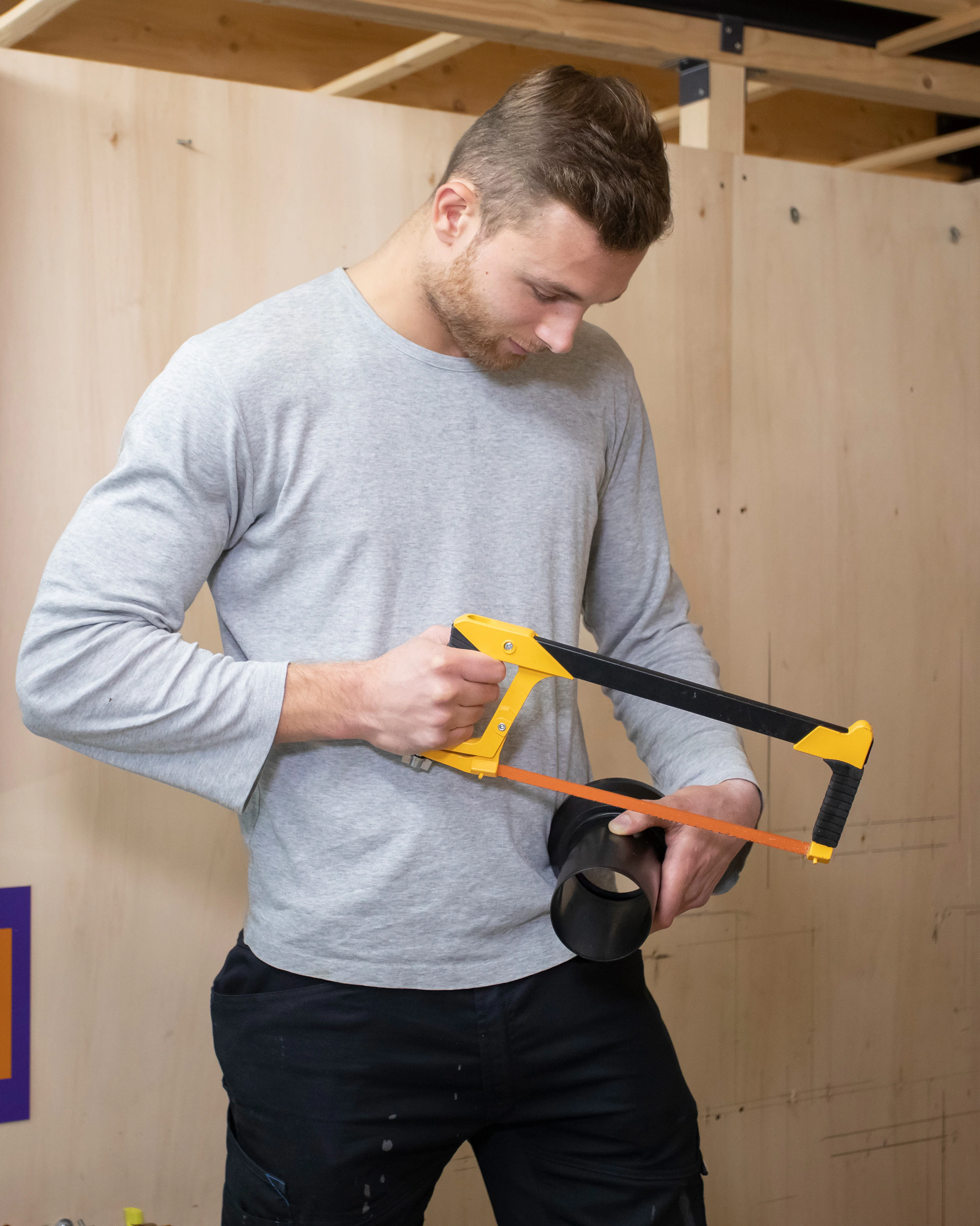 Student is bezig met installatietechniek