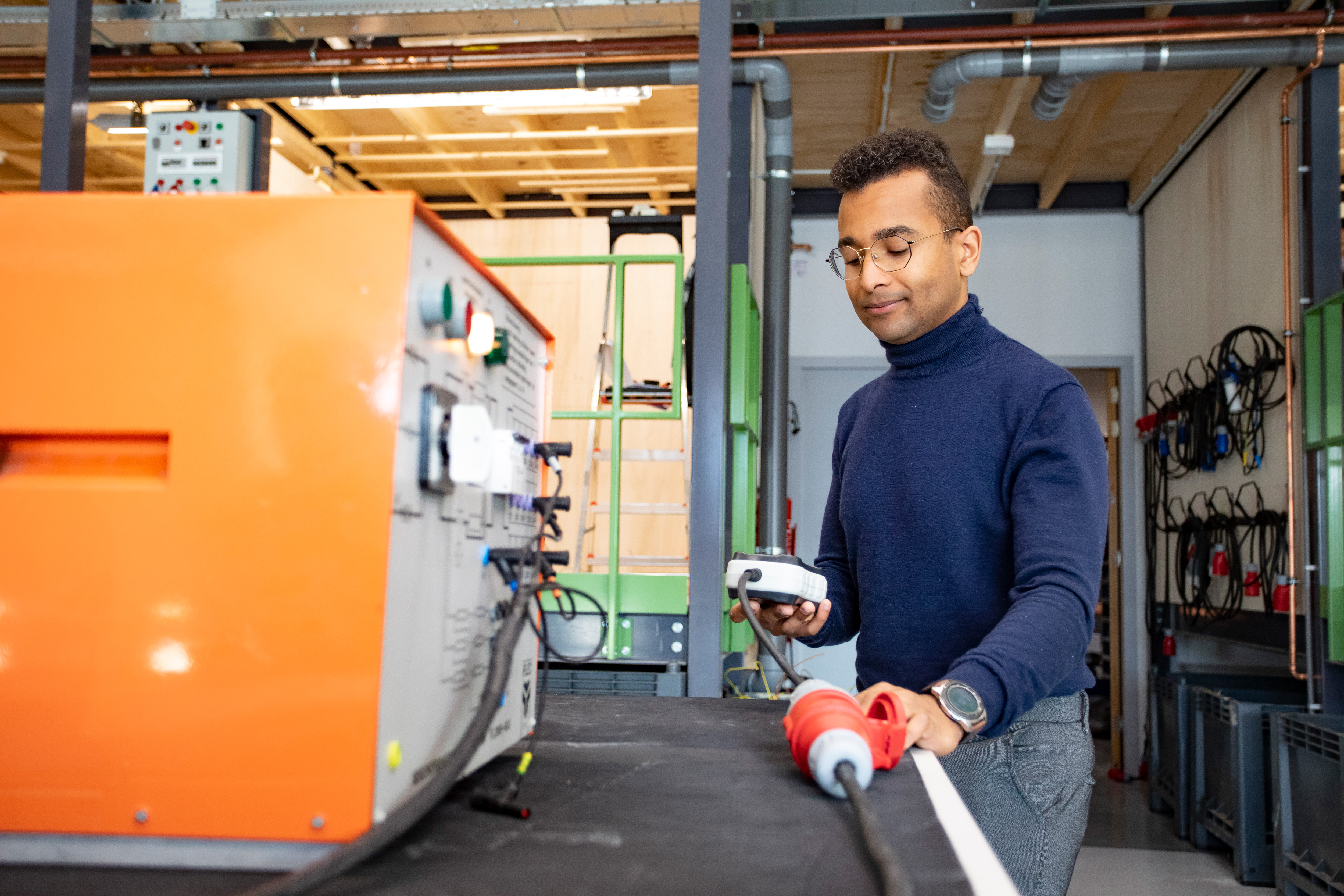 Student is bezig met installatietechniek
