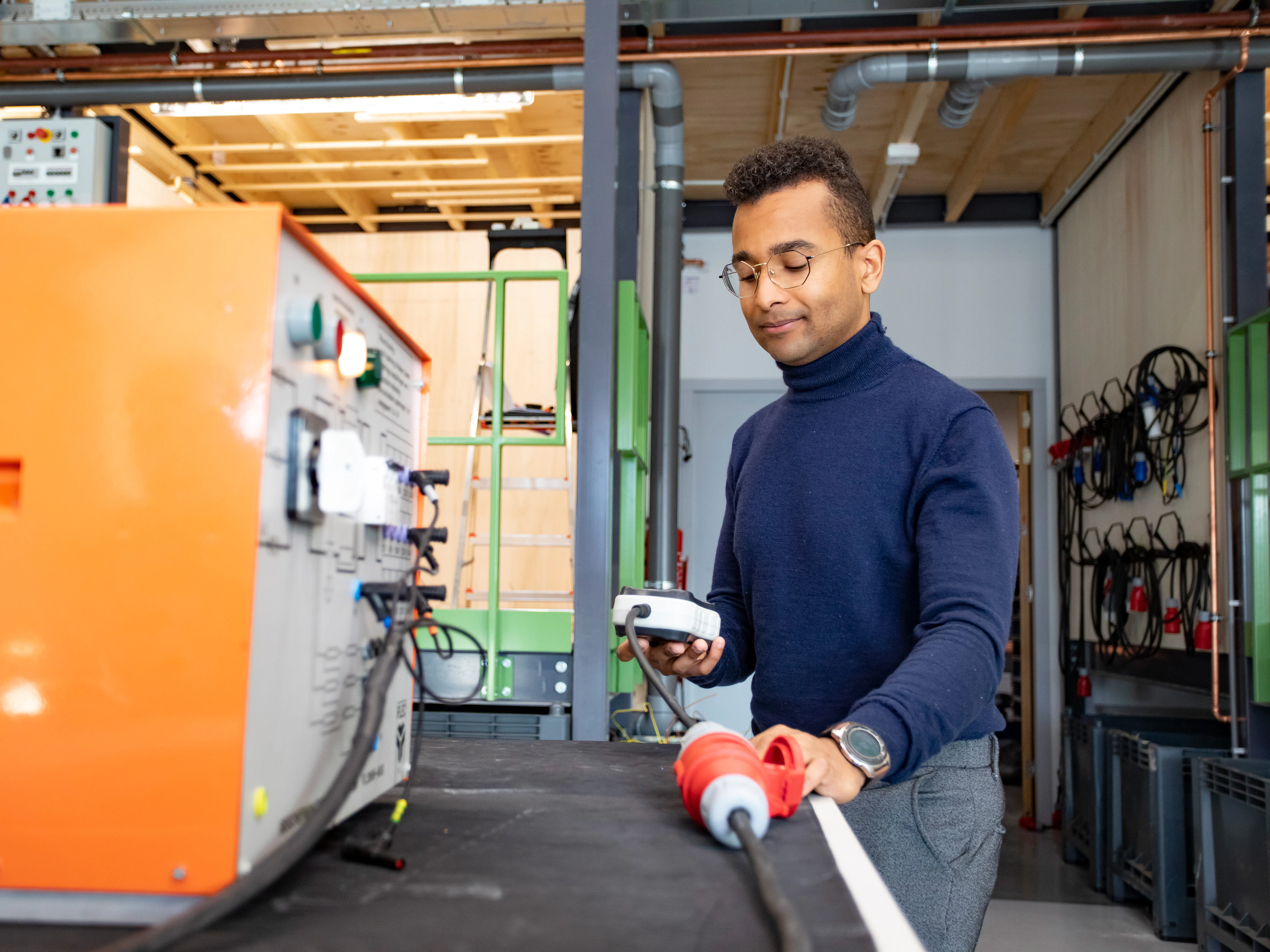 Student is bezig met installatietechniek