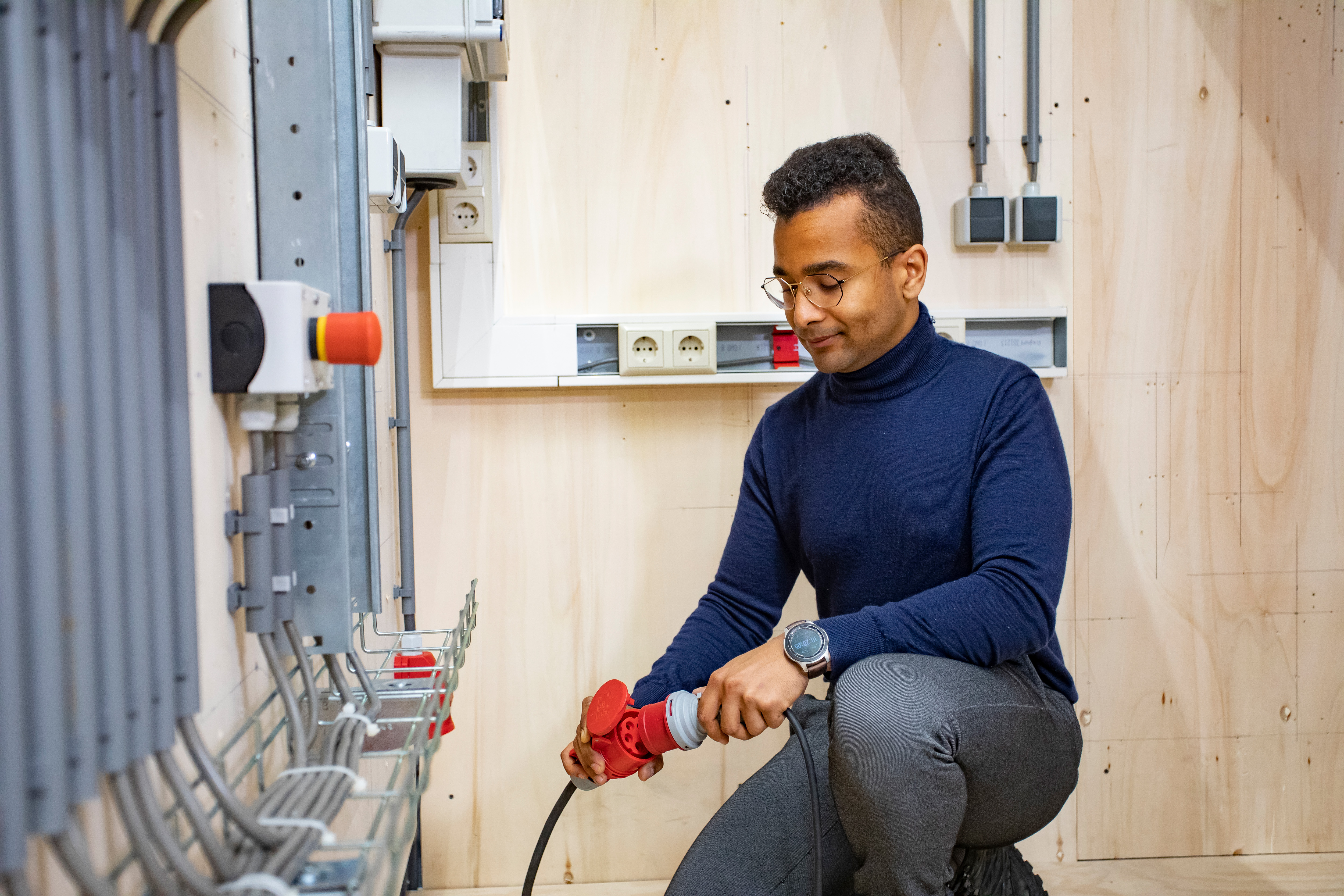 Student is bezig met installatietechniek
