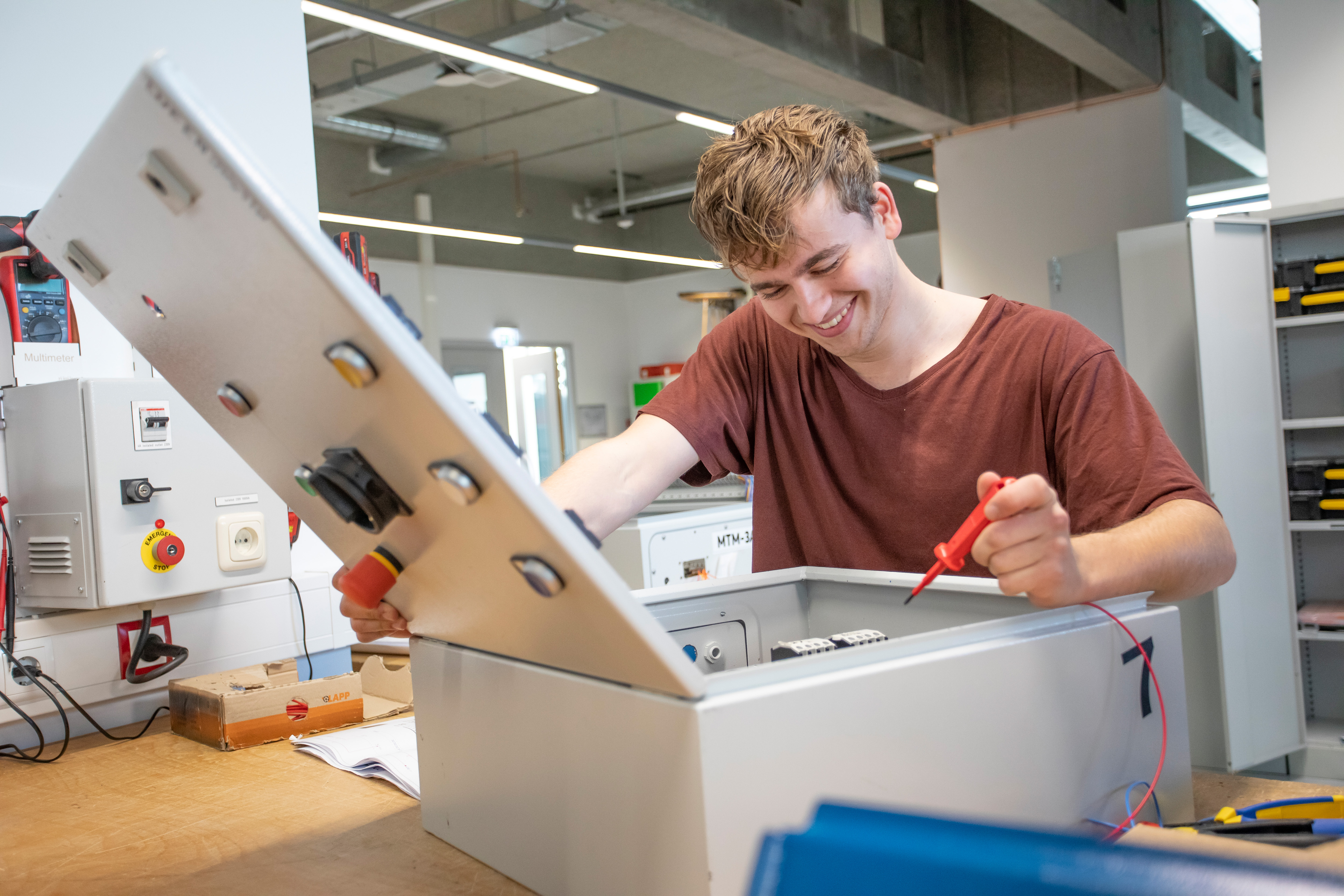 Jongen met metalen constructie bezig