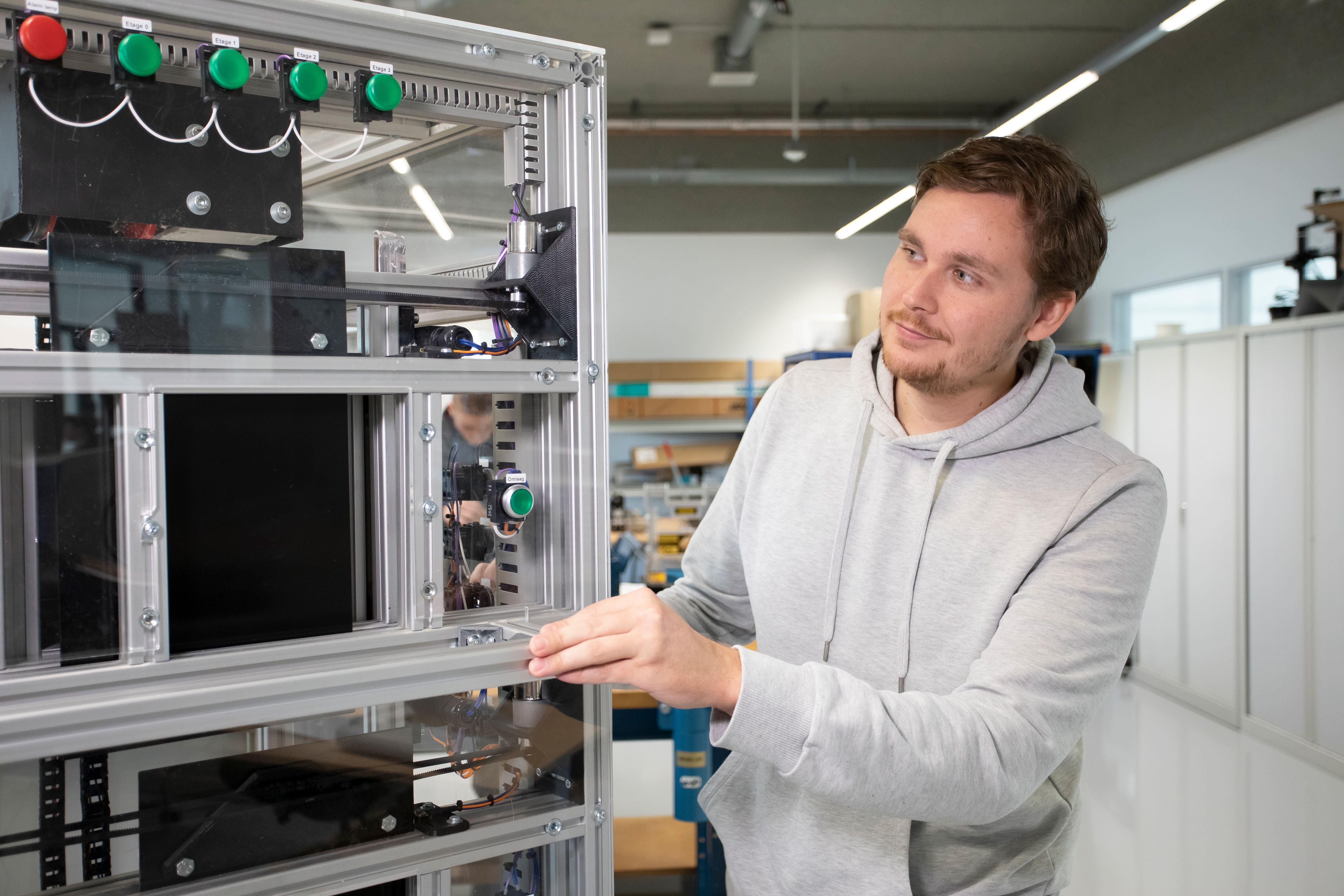 Jongen kijkt naar mechanische installatie