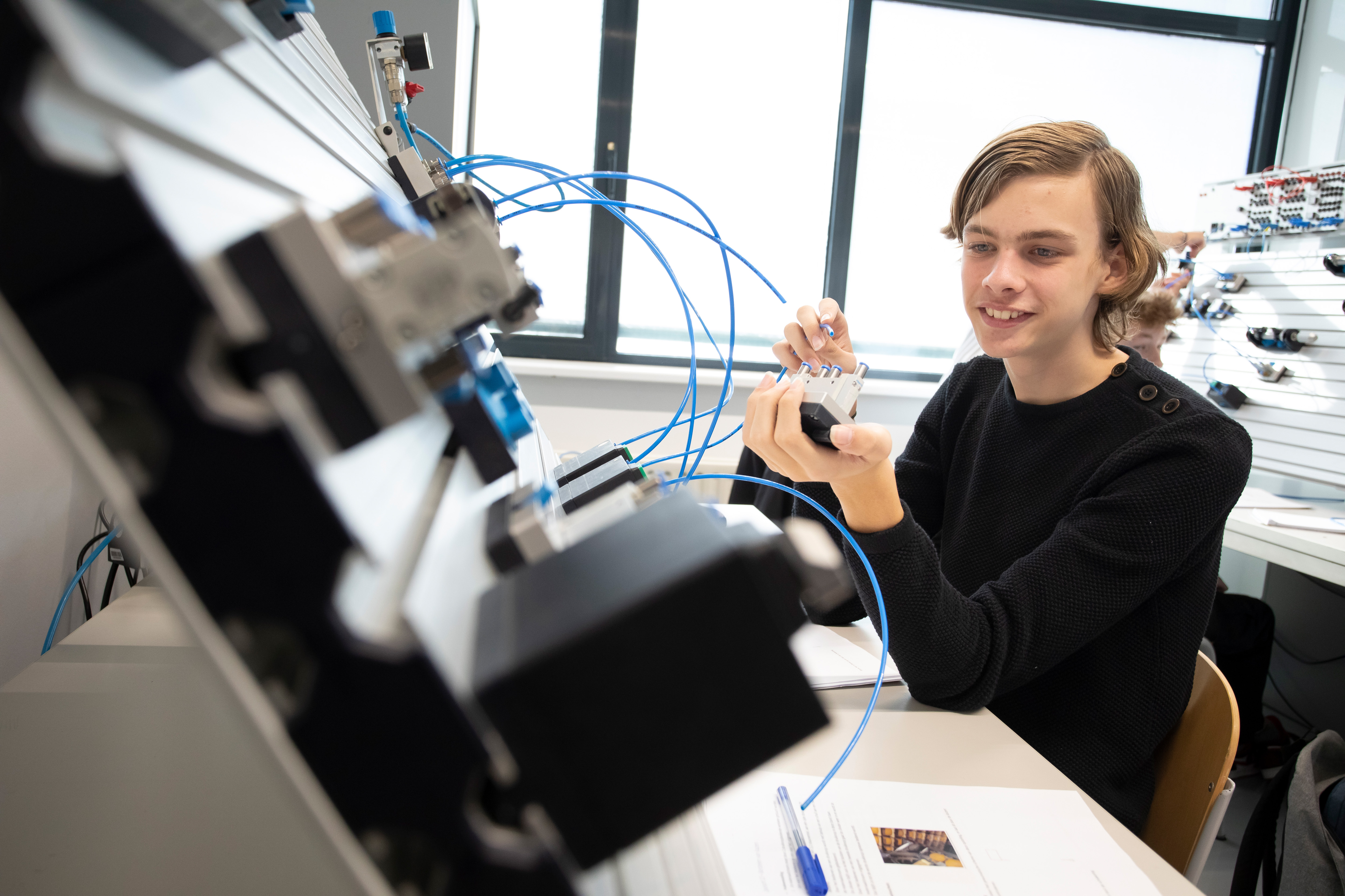 Student houdt kabels vast