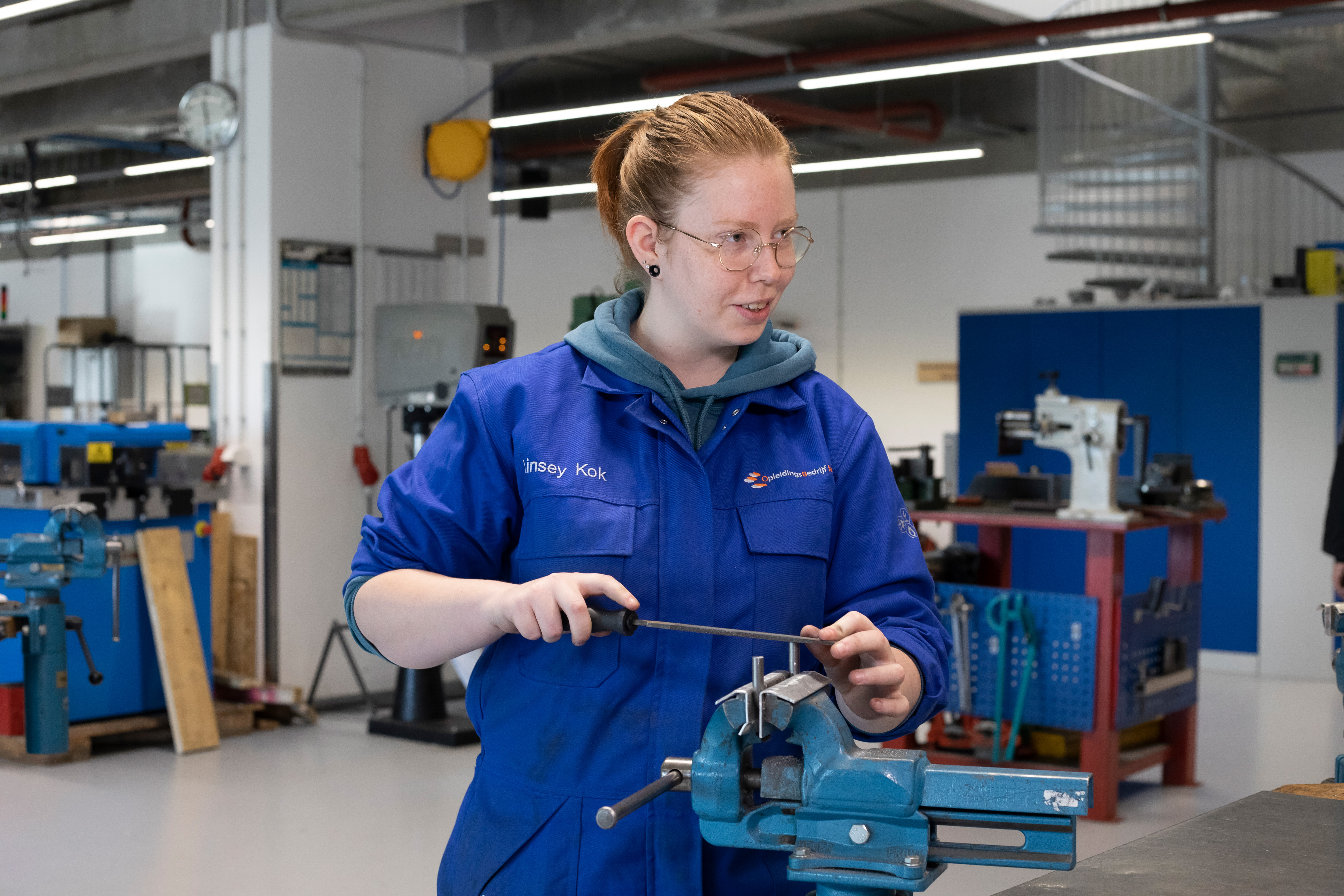 Student aan werktafel bezig