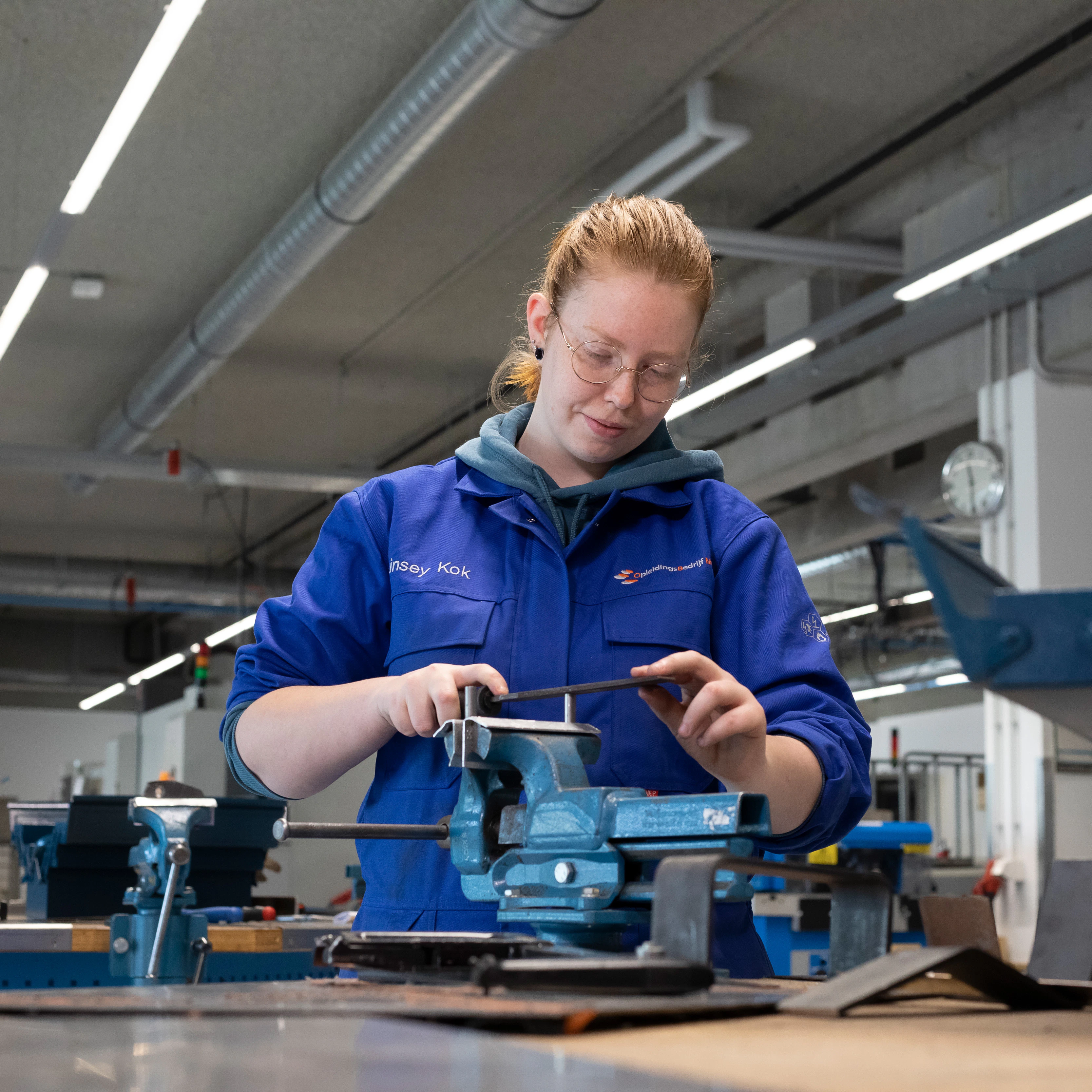 Student werkt aan werktafel