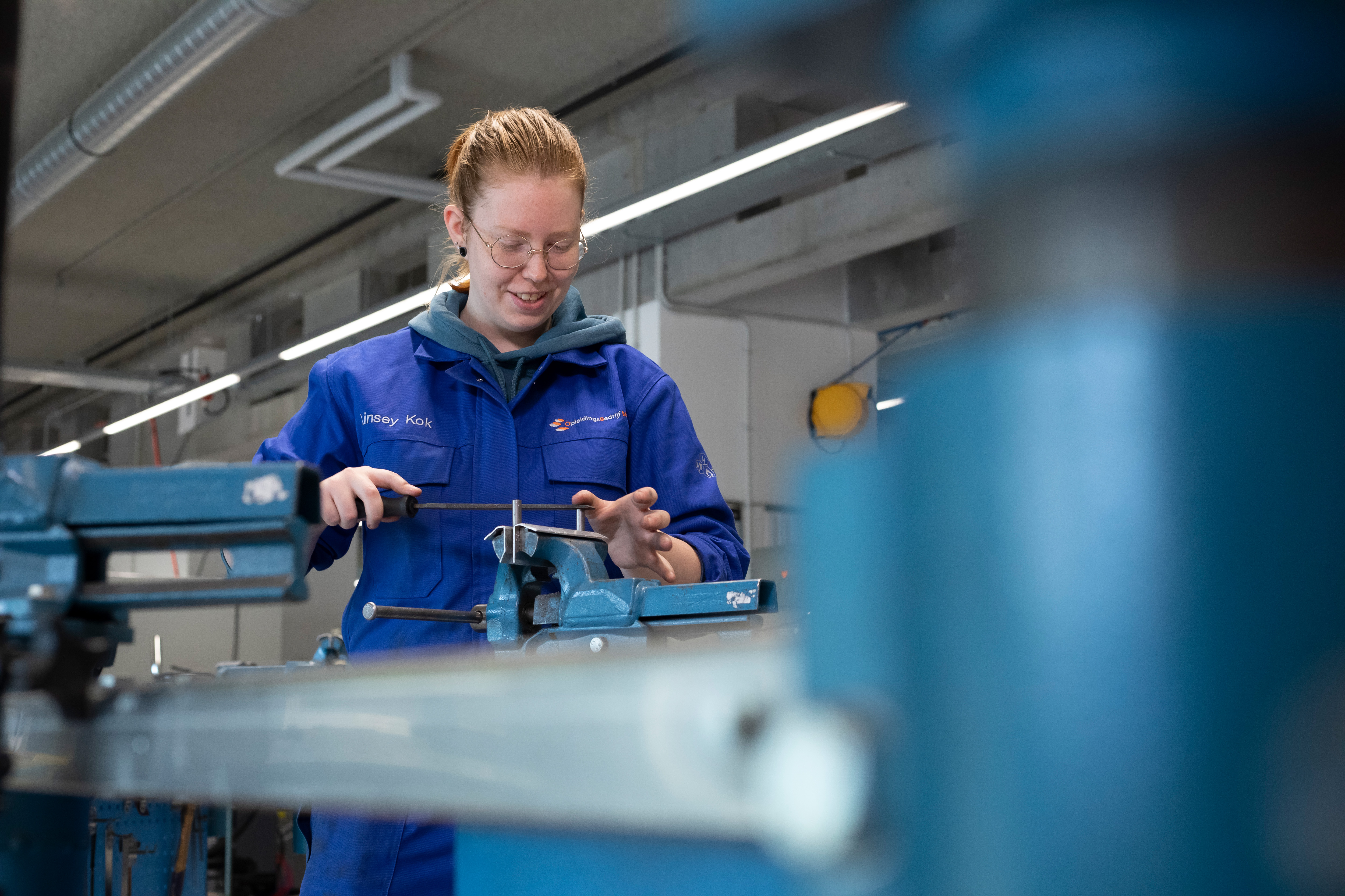 Student aan werkbank aan het werk