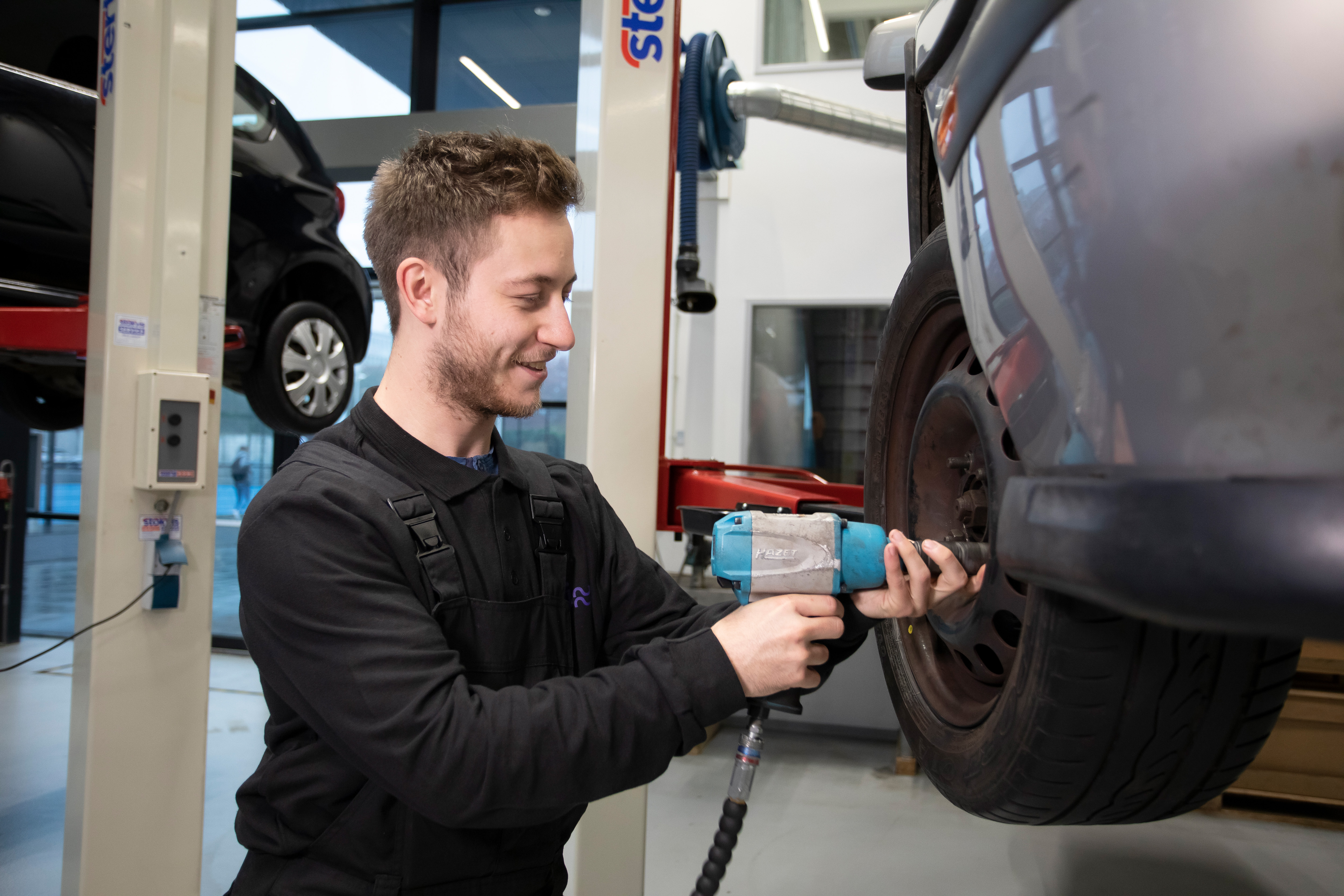 Student is bezig met een wiel van een auto