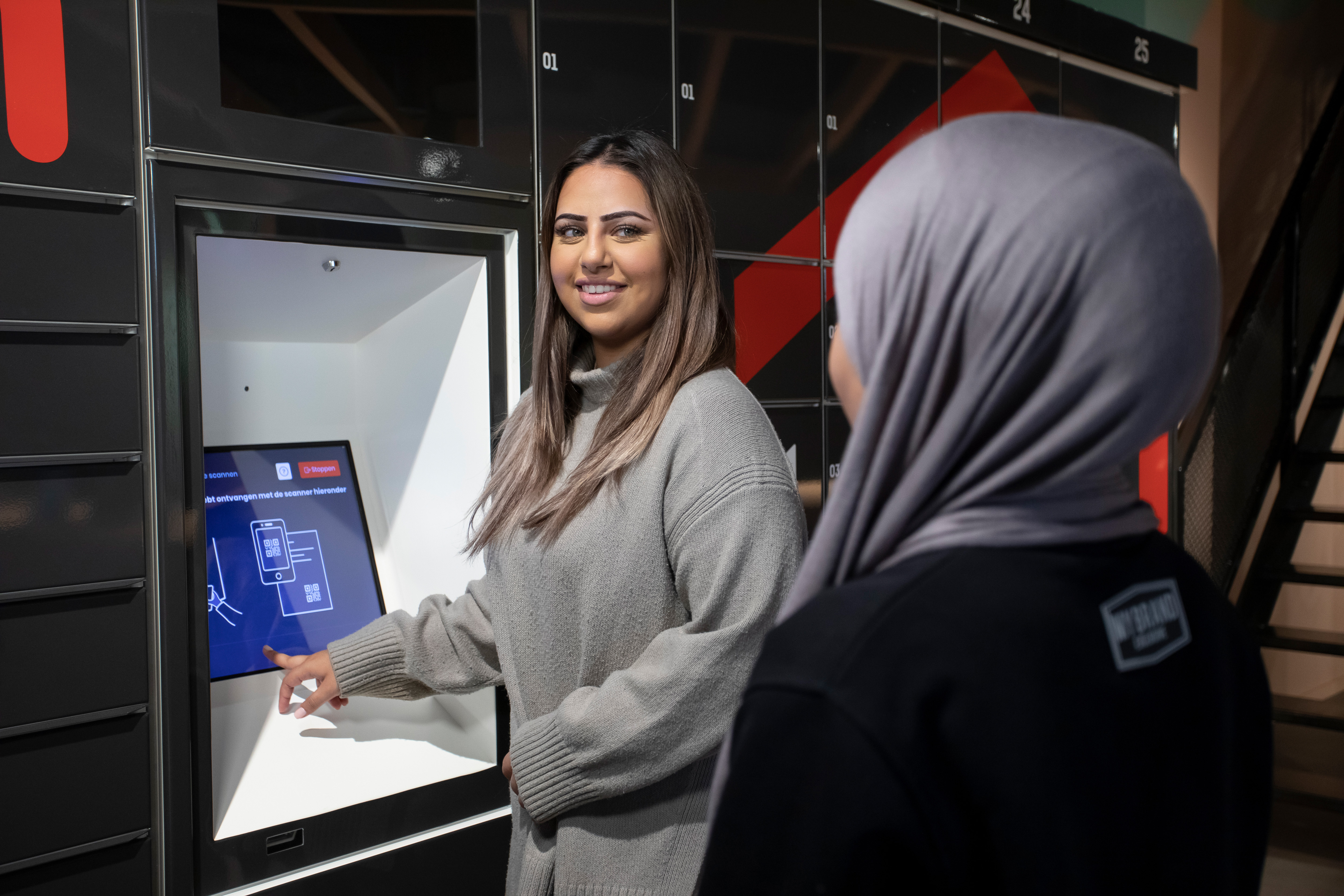 Student staat voor een scherm en klikt op het scherm