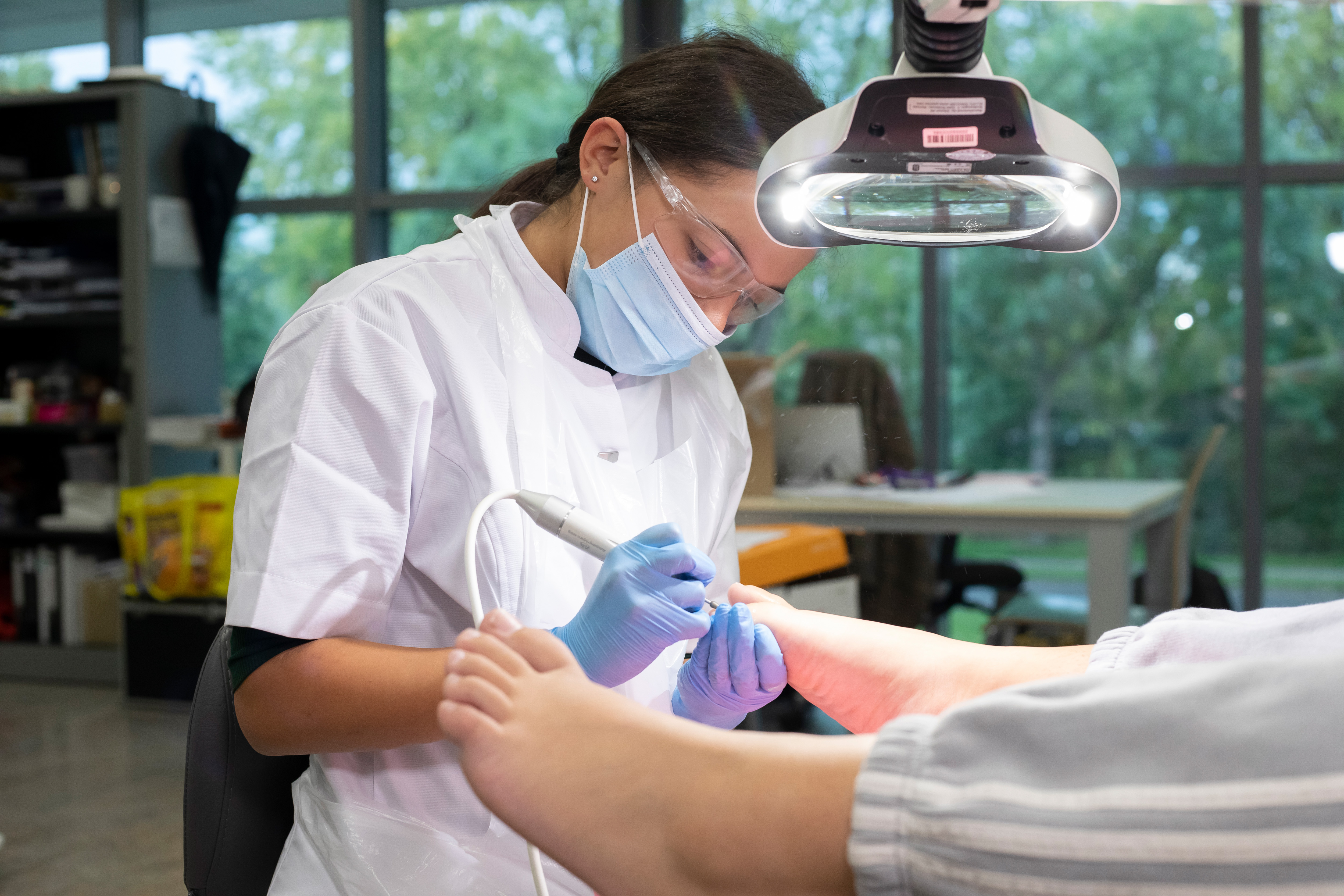 Student is bezig met de nagels van iemand