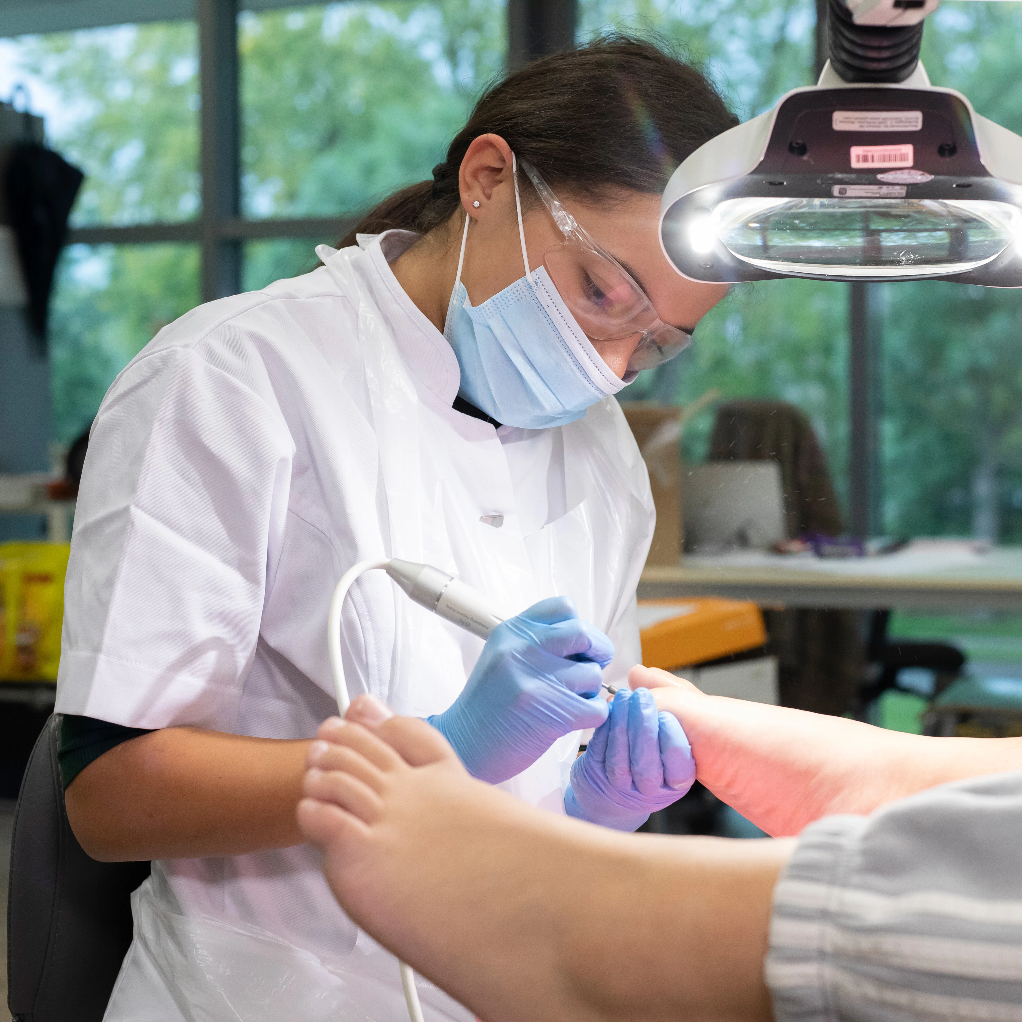 Student is bezig met de nagels van iemand