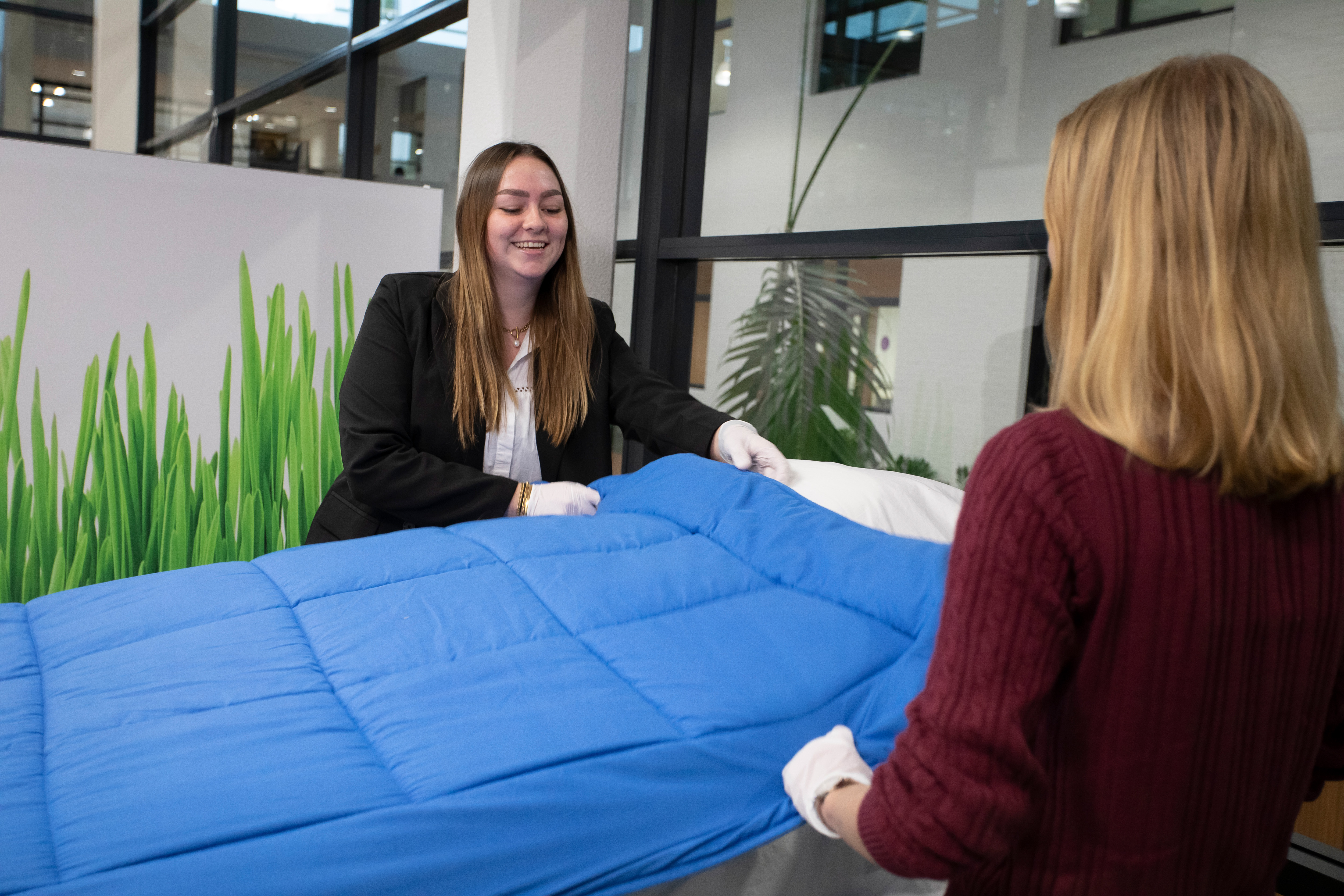 Studenten maken een bed op