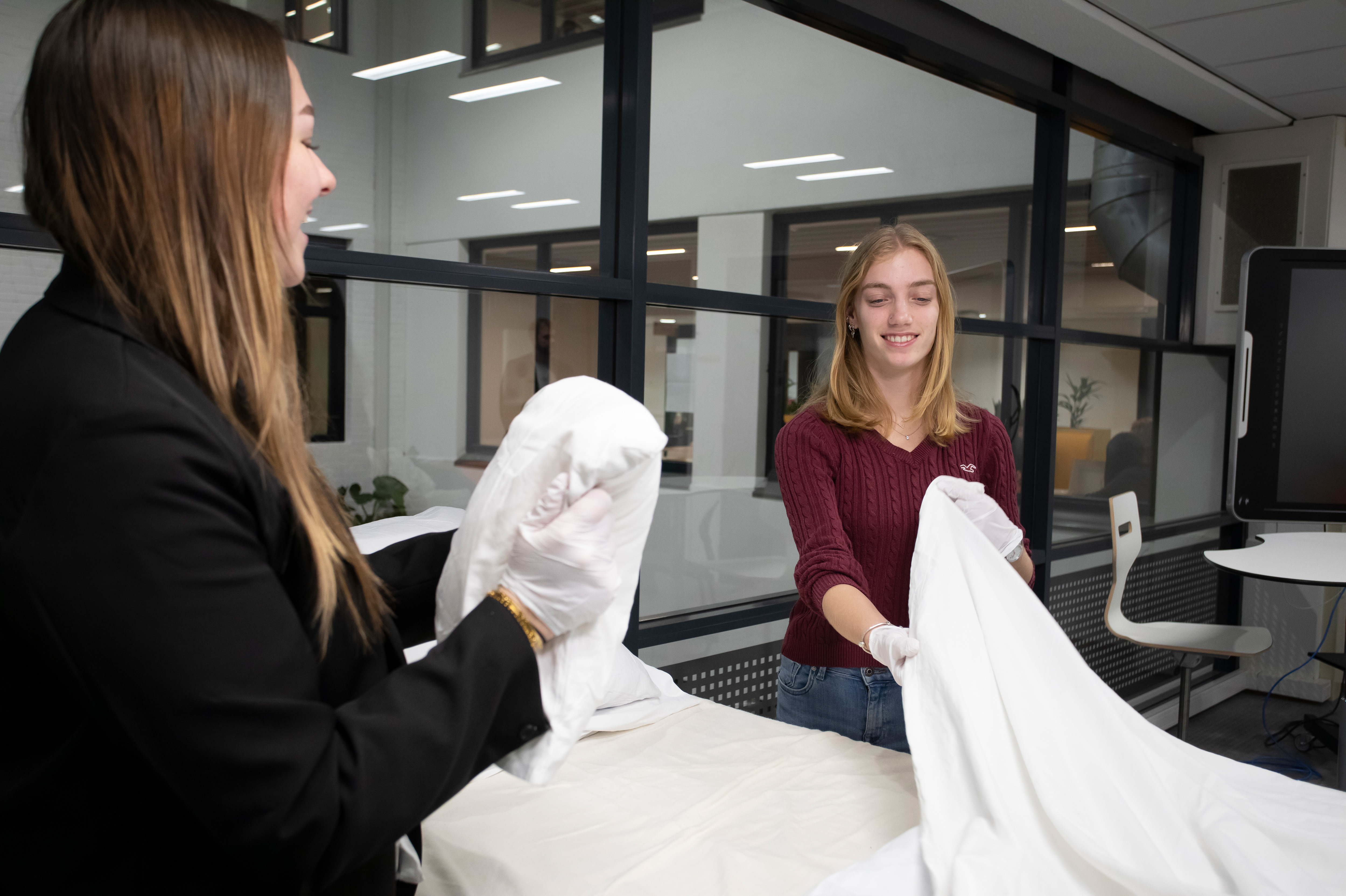 Studenten maken een bed op