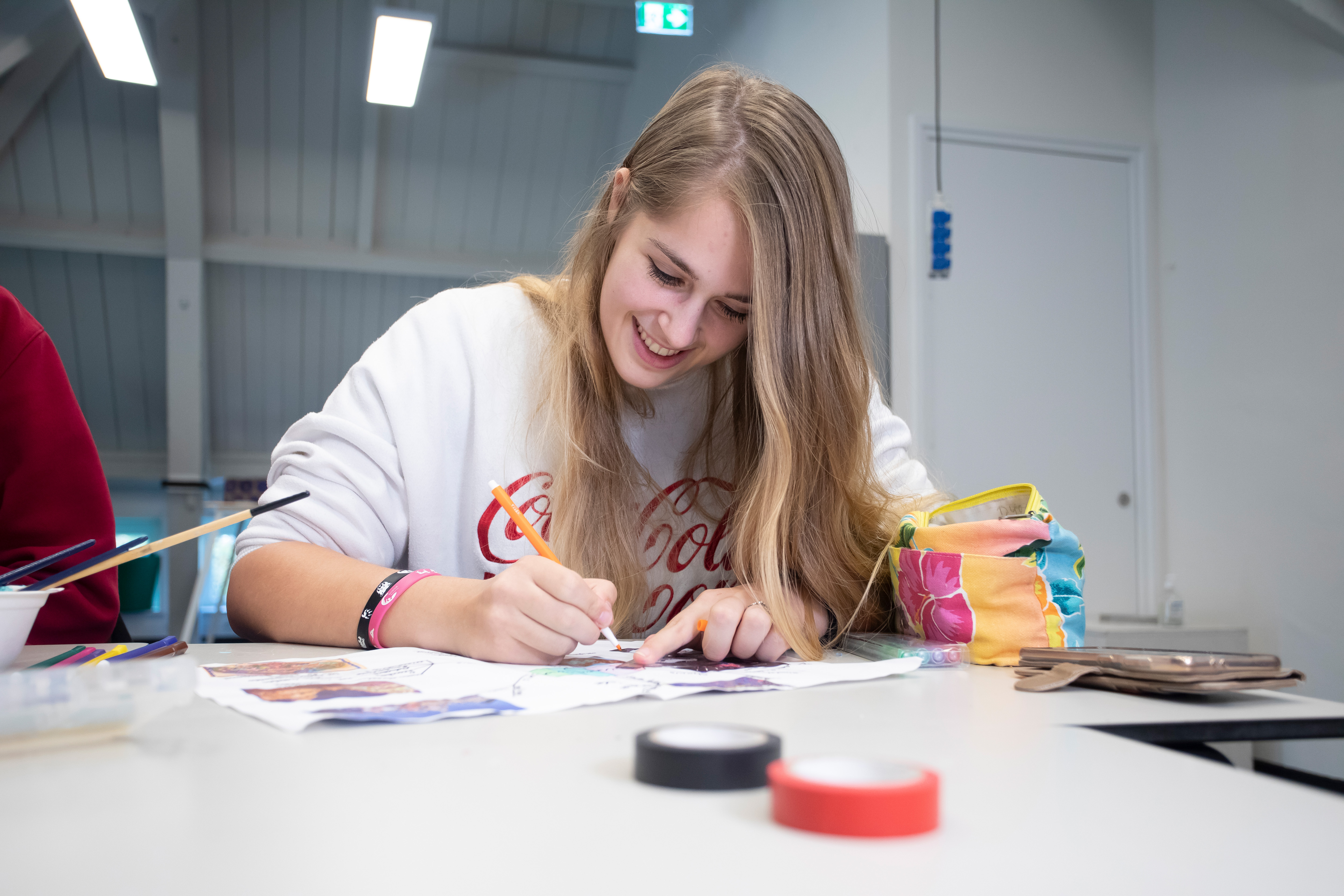 Student is aan het schilderen
