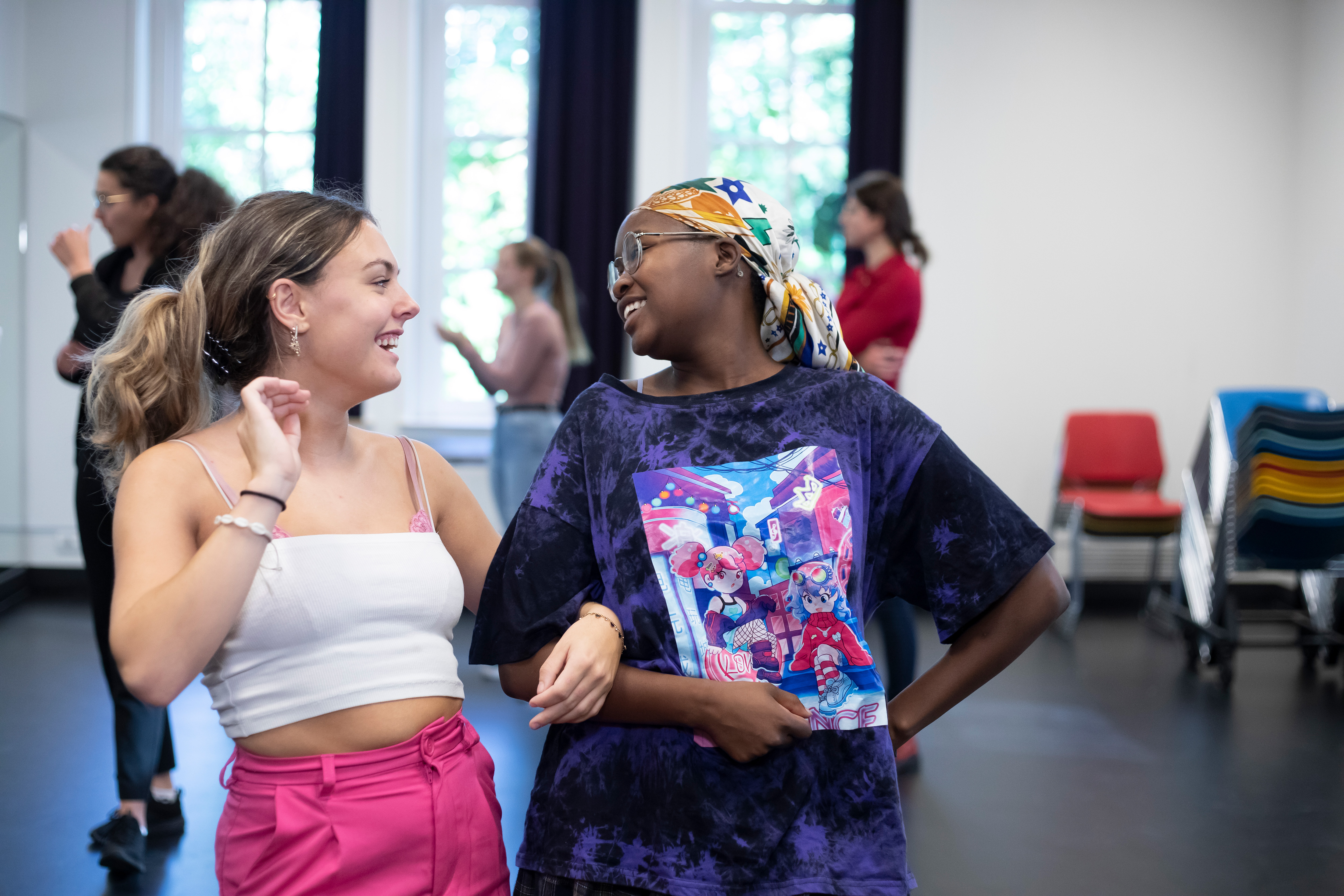 Studenten lachen met elkaar