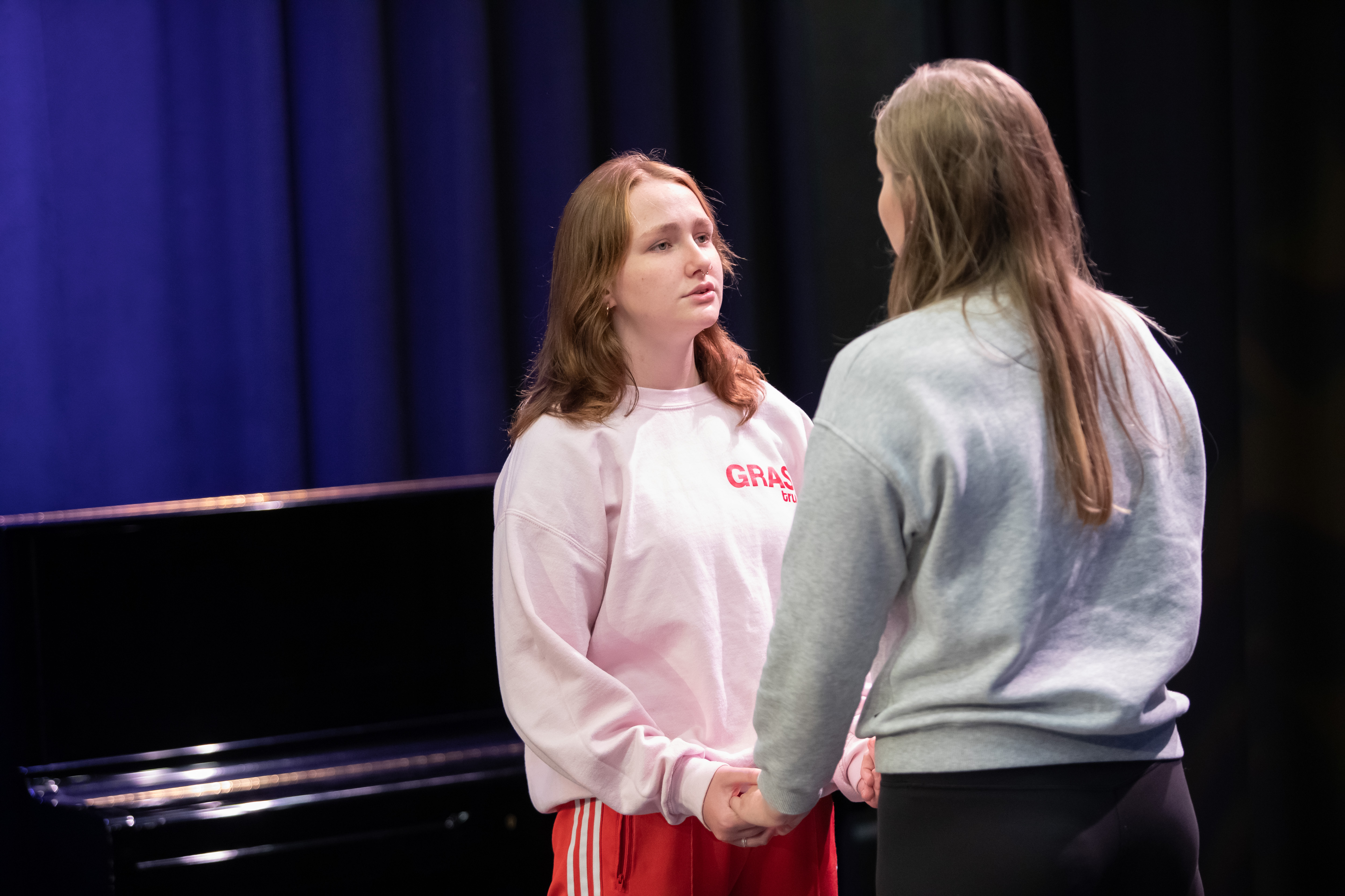 twee studenten staan op het podium