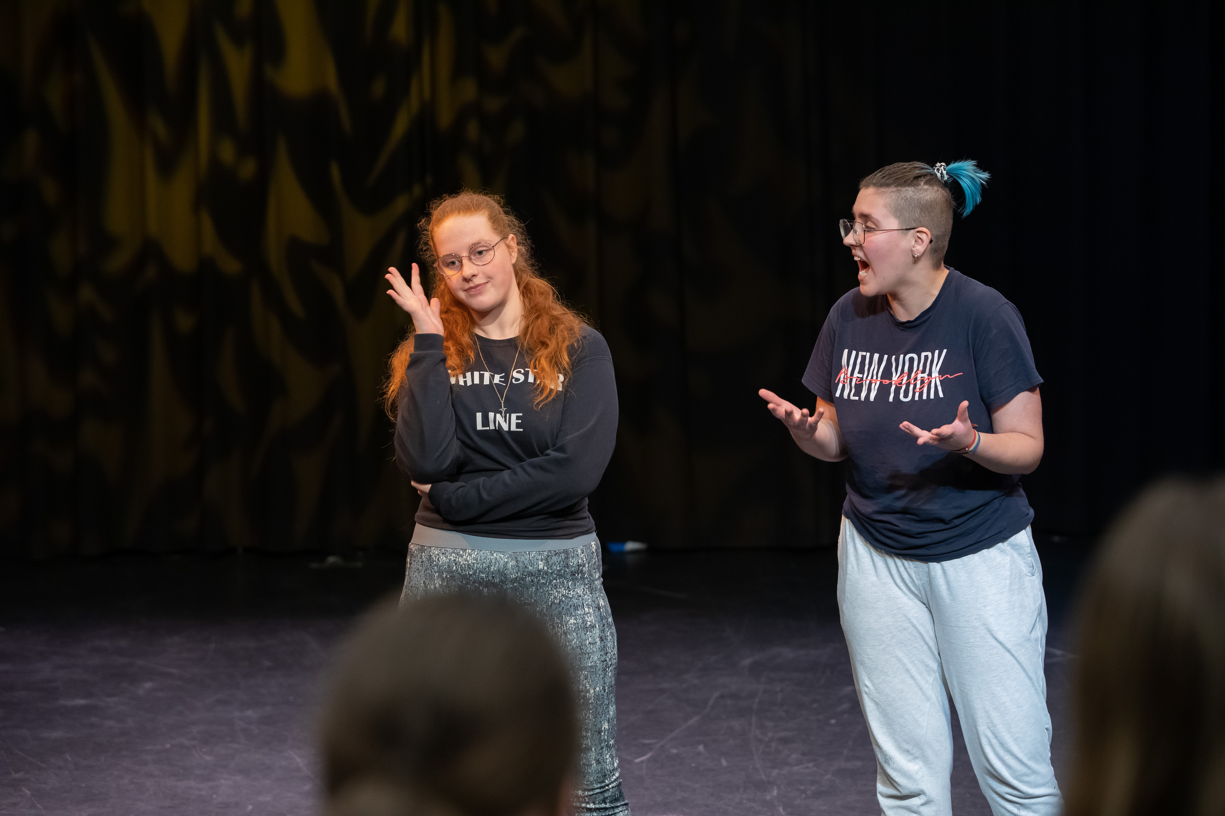 twee studenten staan op het podium