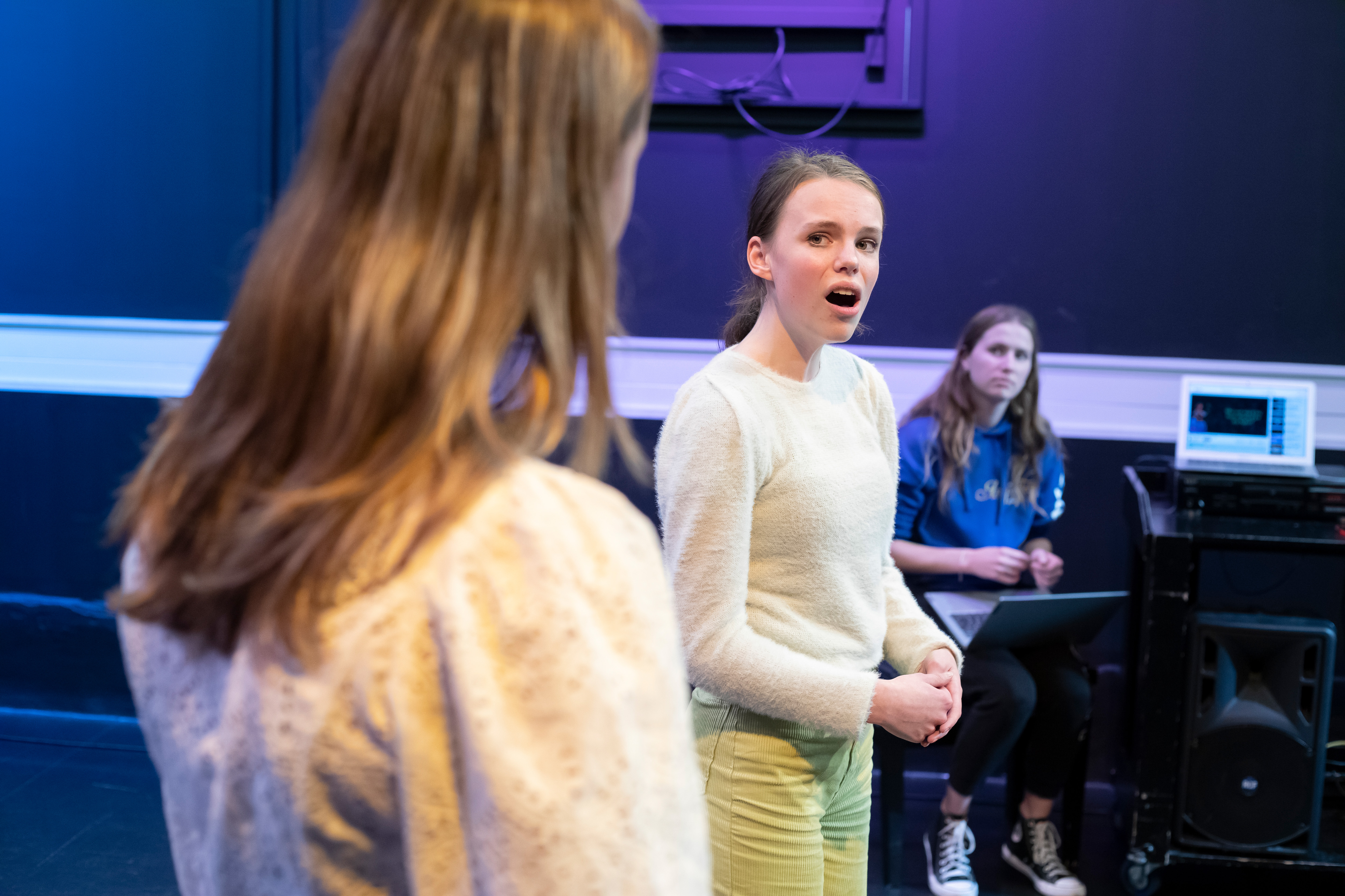 Student staat op het podium en zingt
