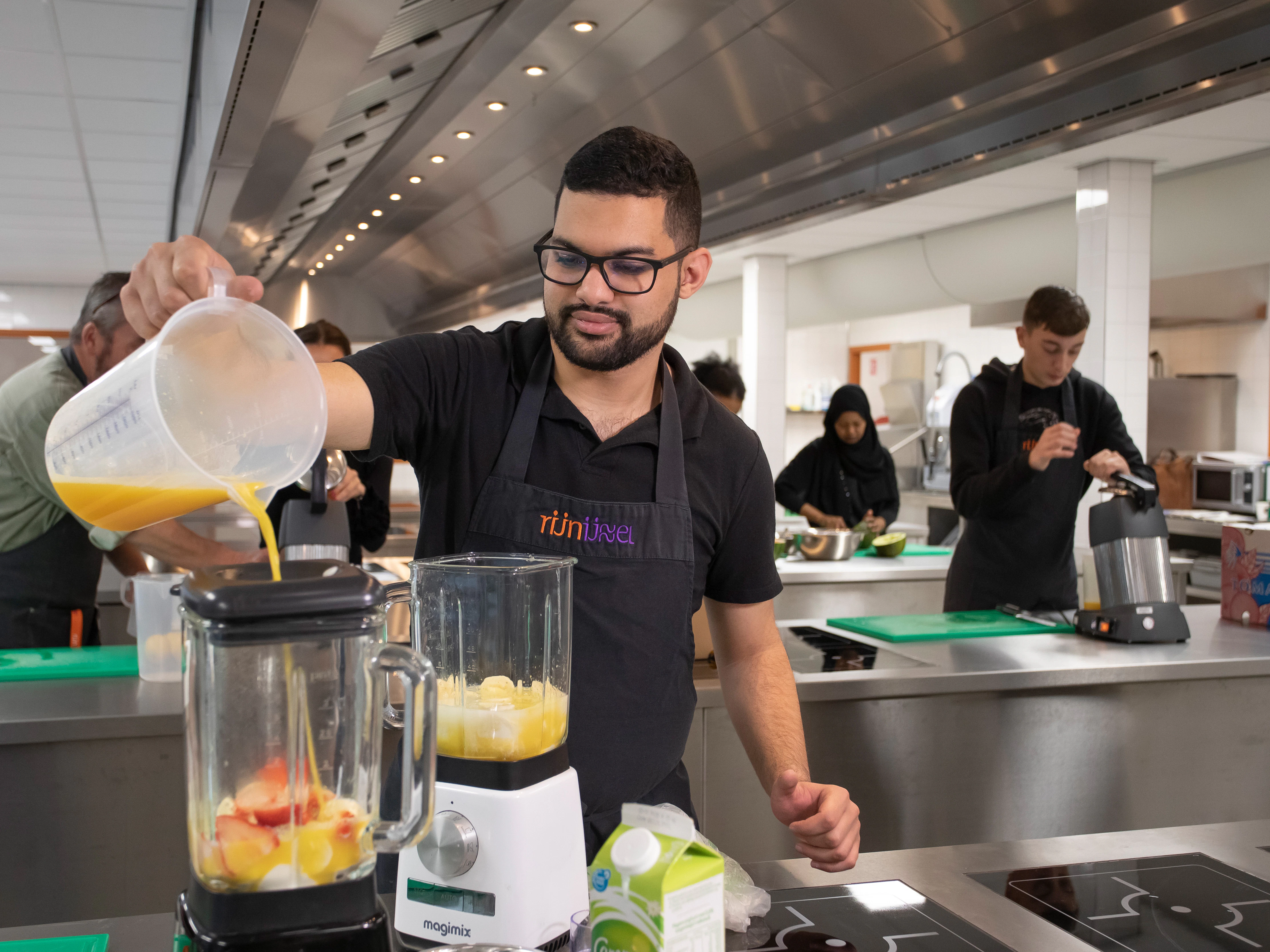 Student gooit sap in een blender