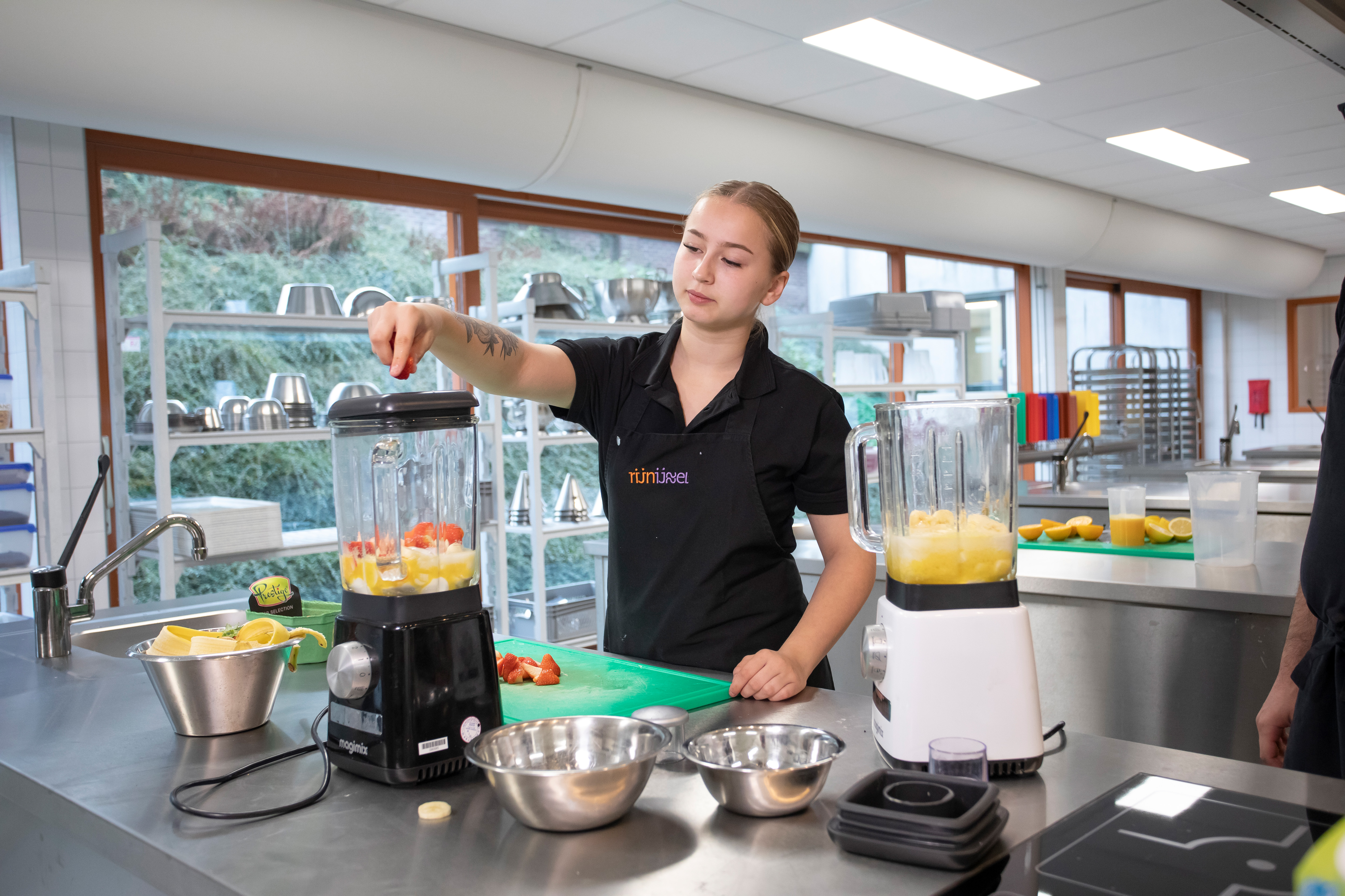 Student doet fruit in een blender