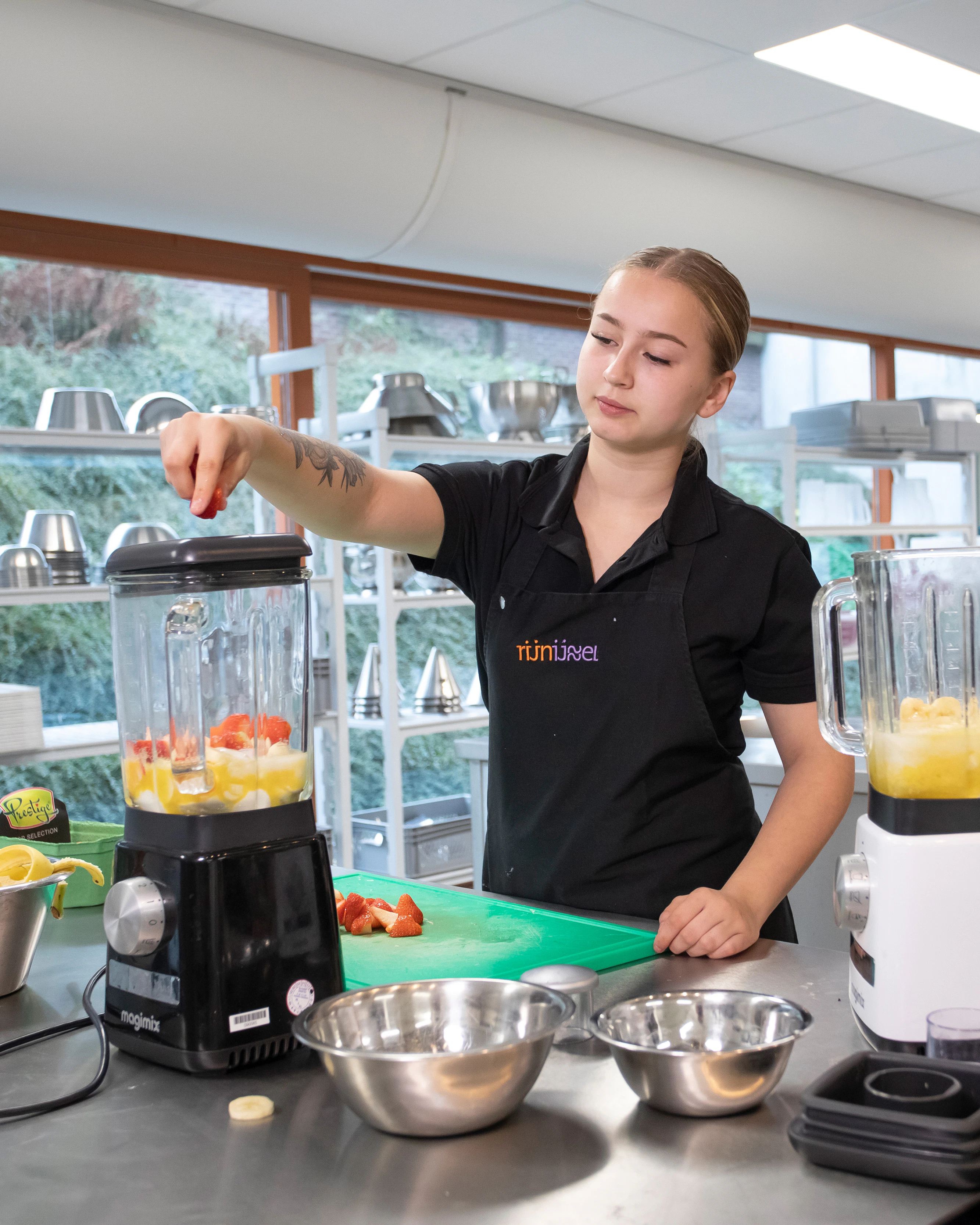 Student gooit fruit in de blender