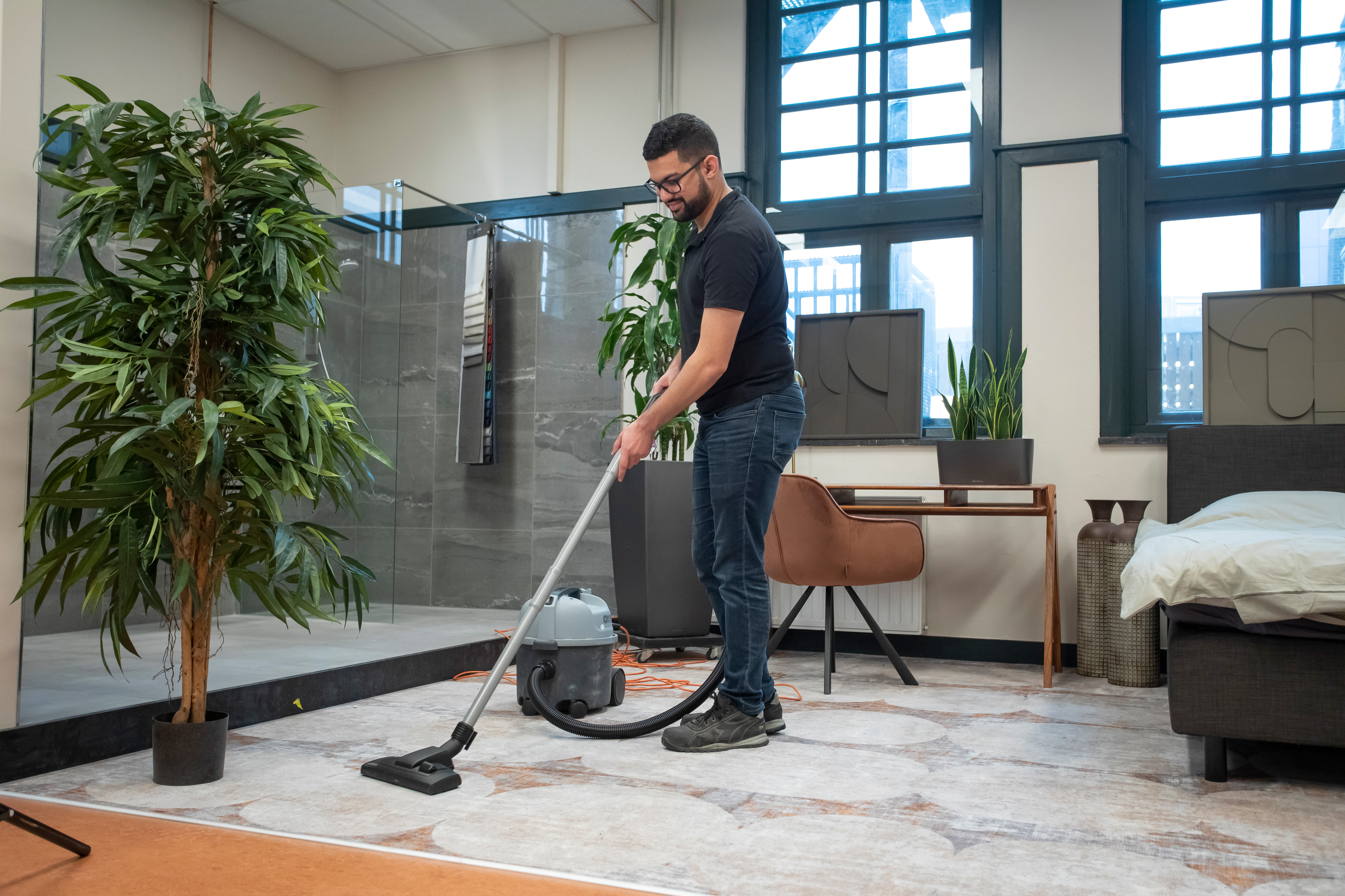 Student is aan het stofzuigen