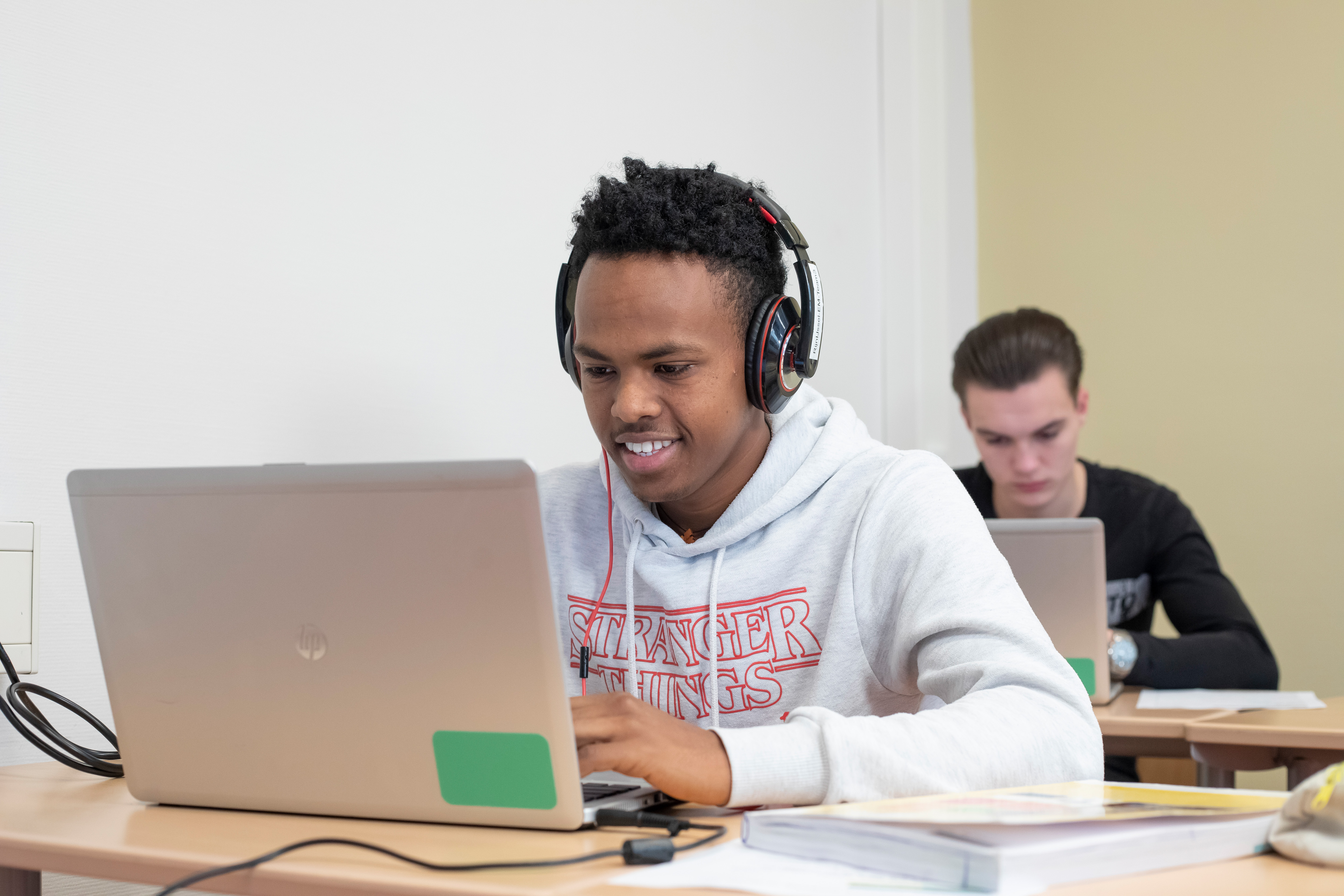 Student zit achter een laptop