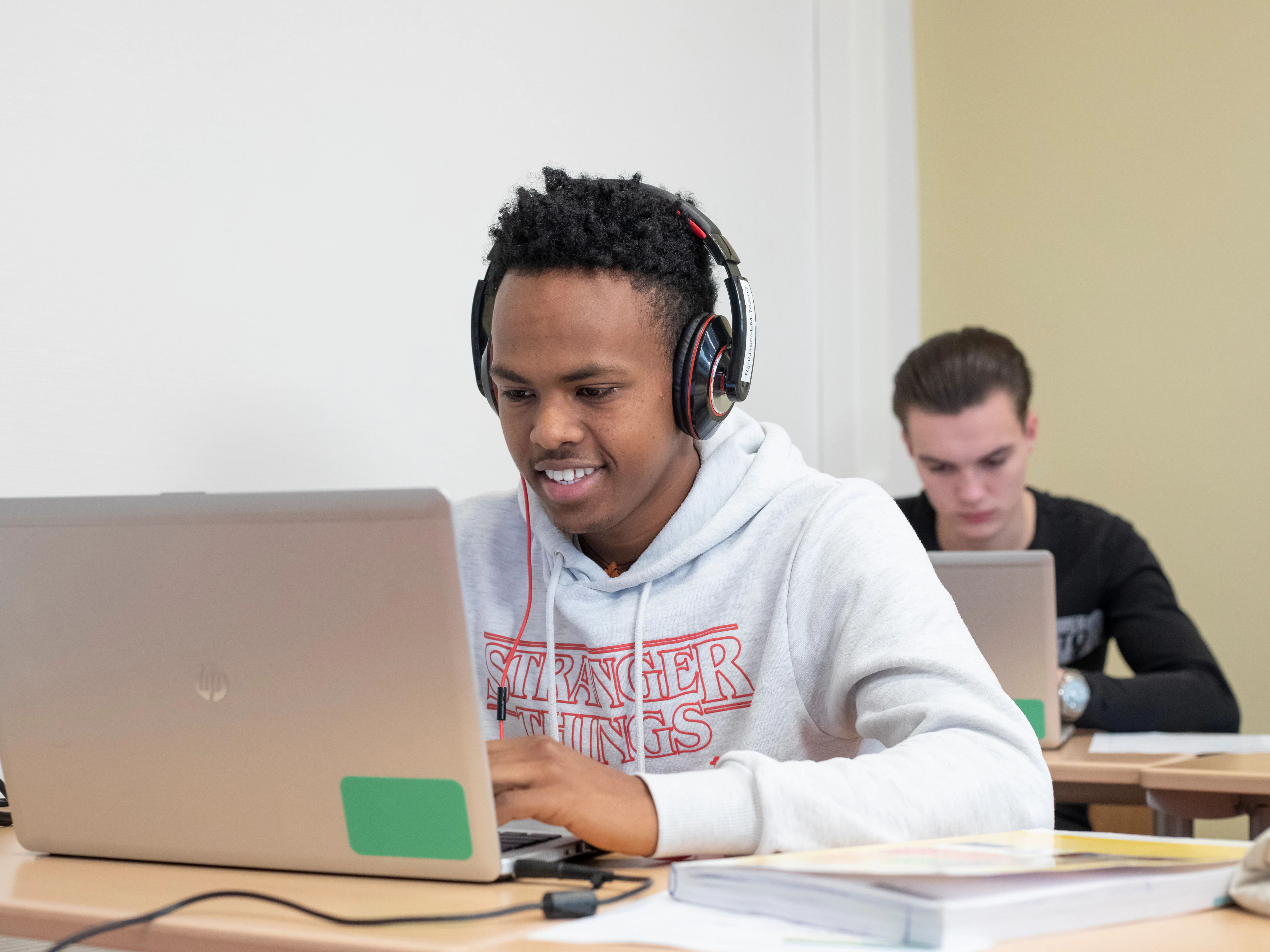 Student zit achter een laptop