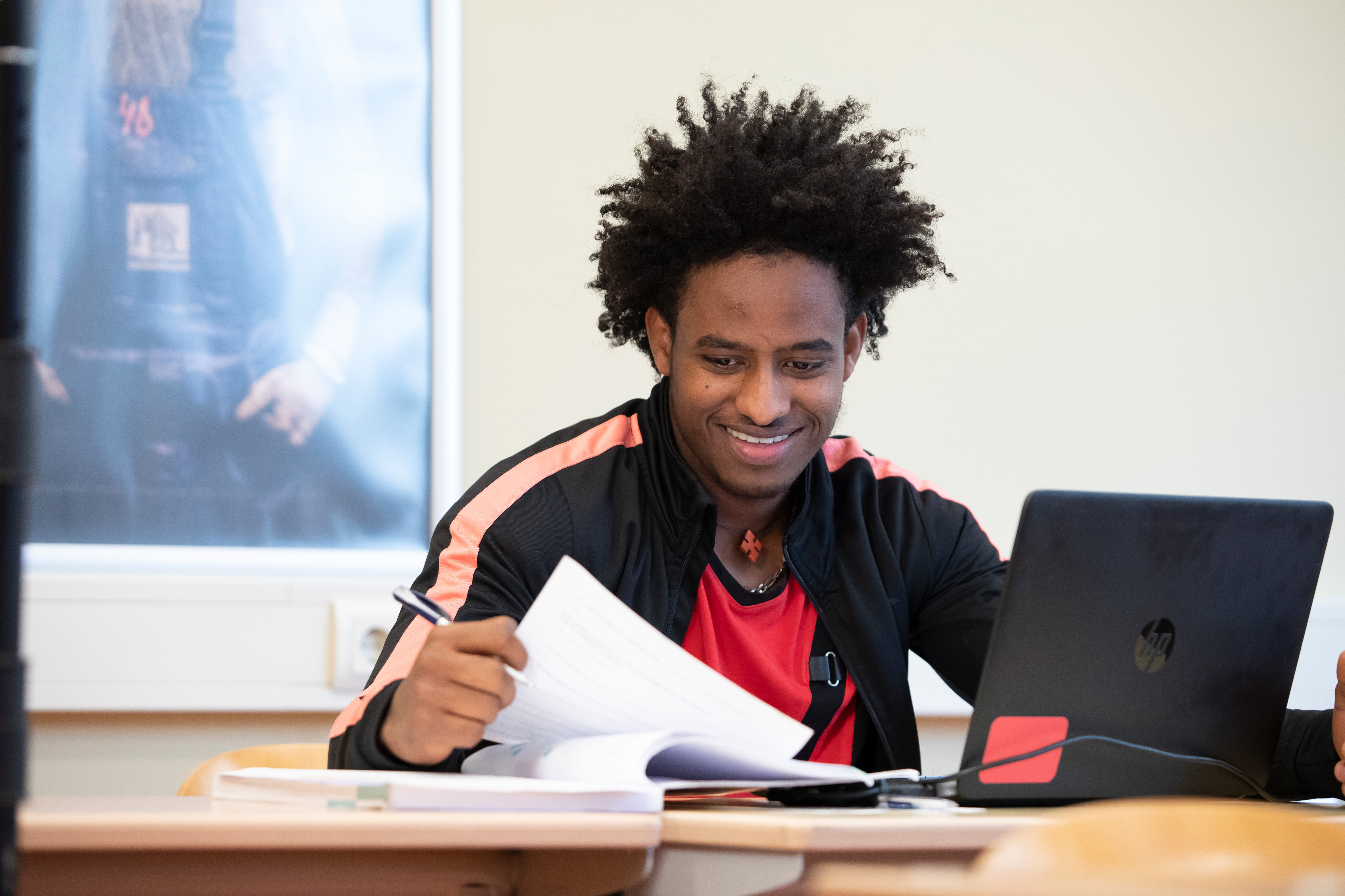 Student zit achter een laptop