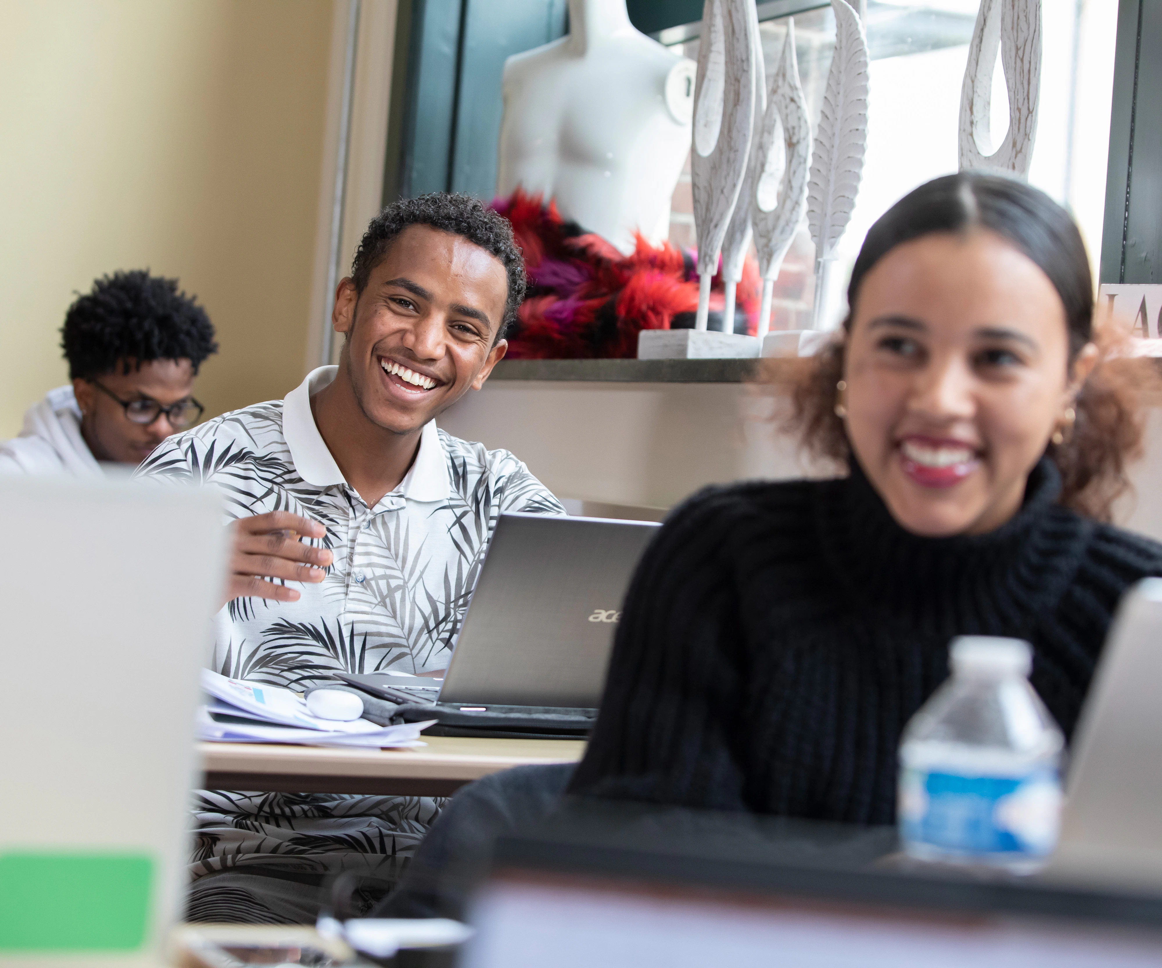 Student zit achter een laptop
