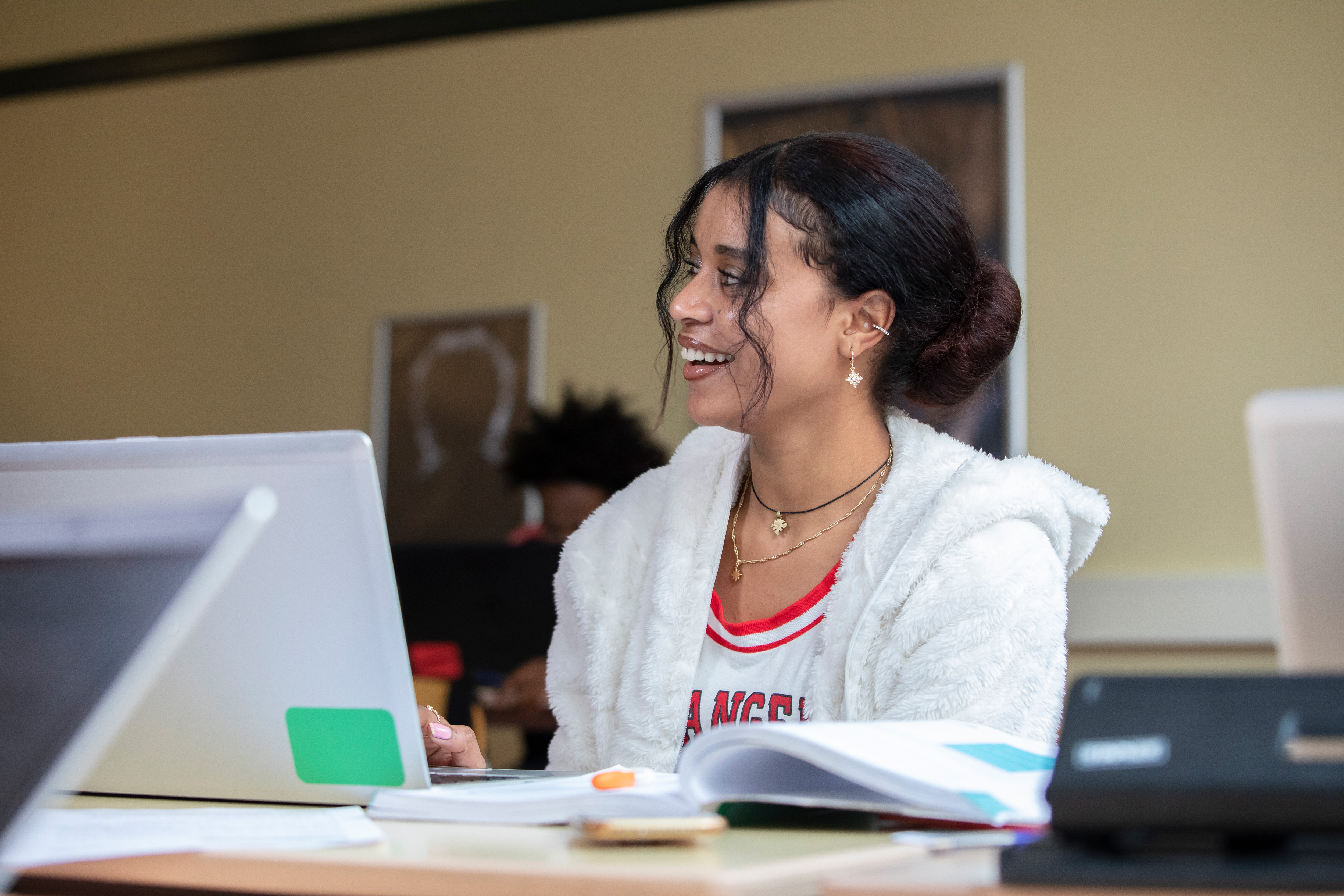 Student zit achter een laptop