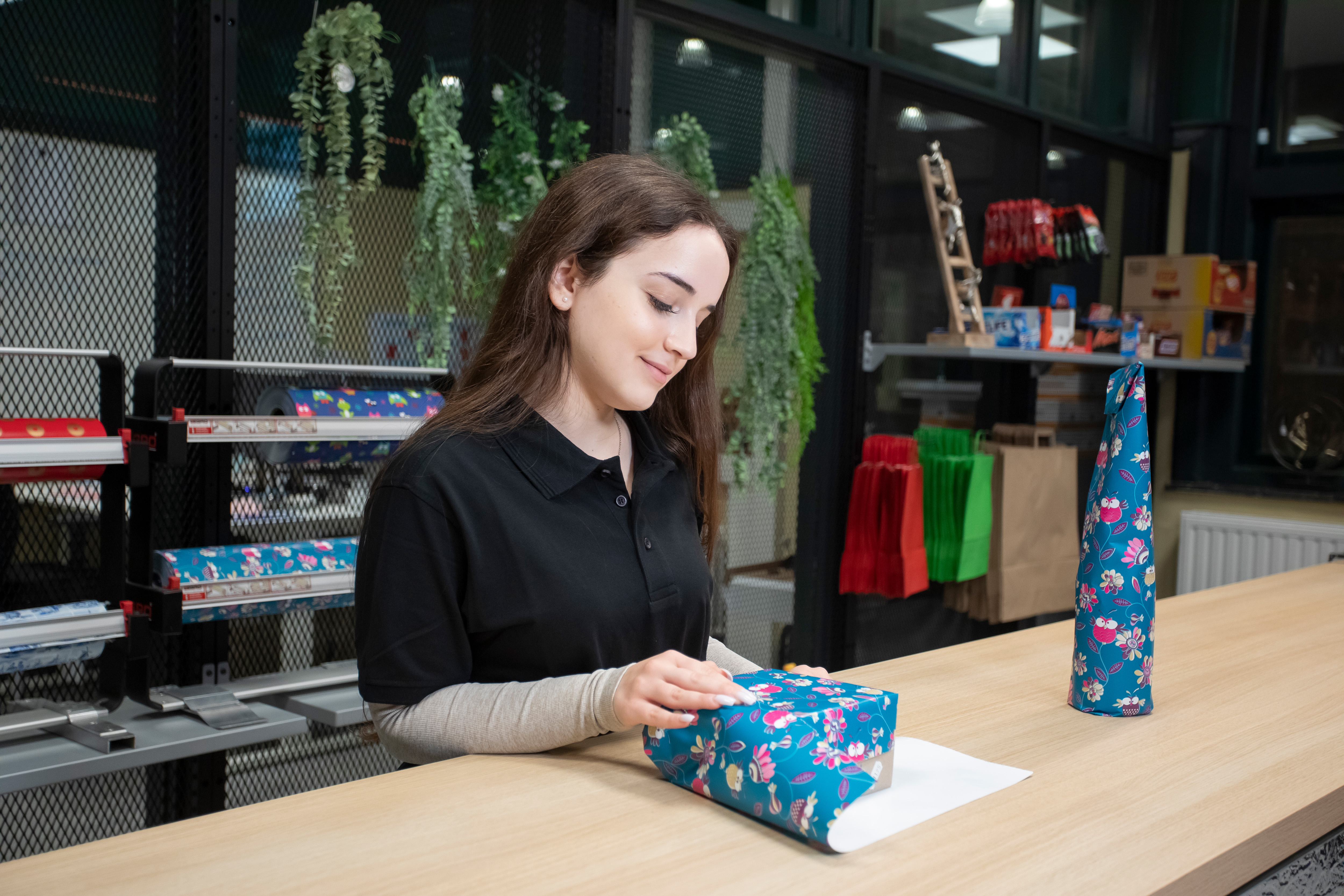 Student pakt een cadeautje in