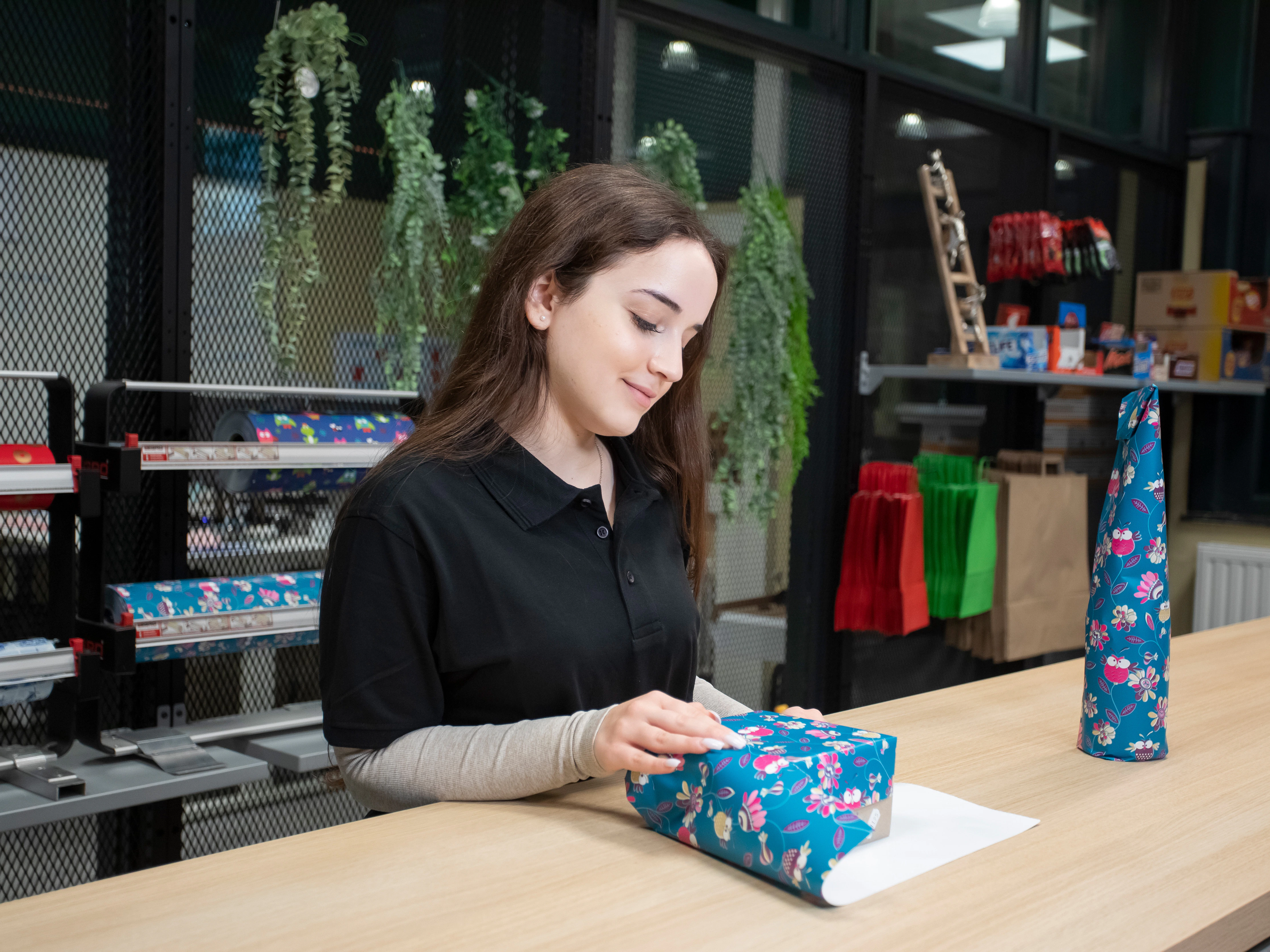 Student pakt een cadeautje in
