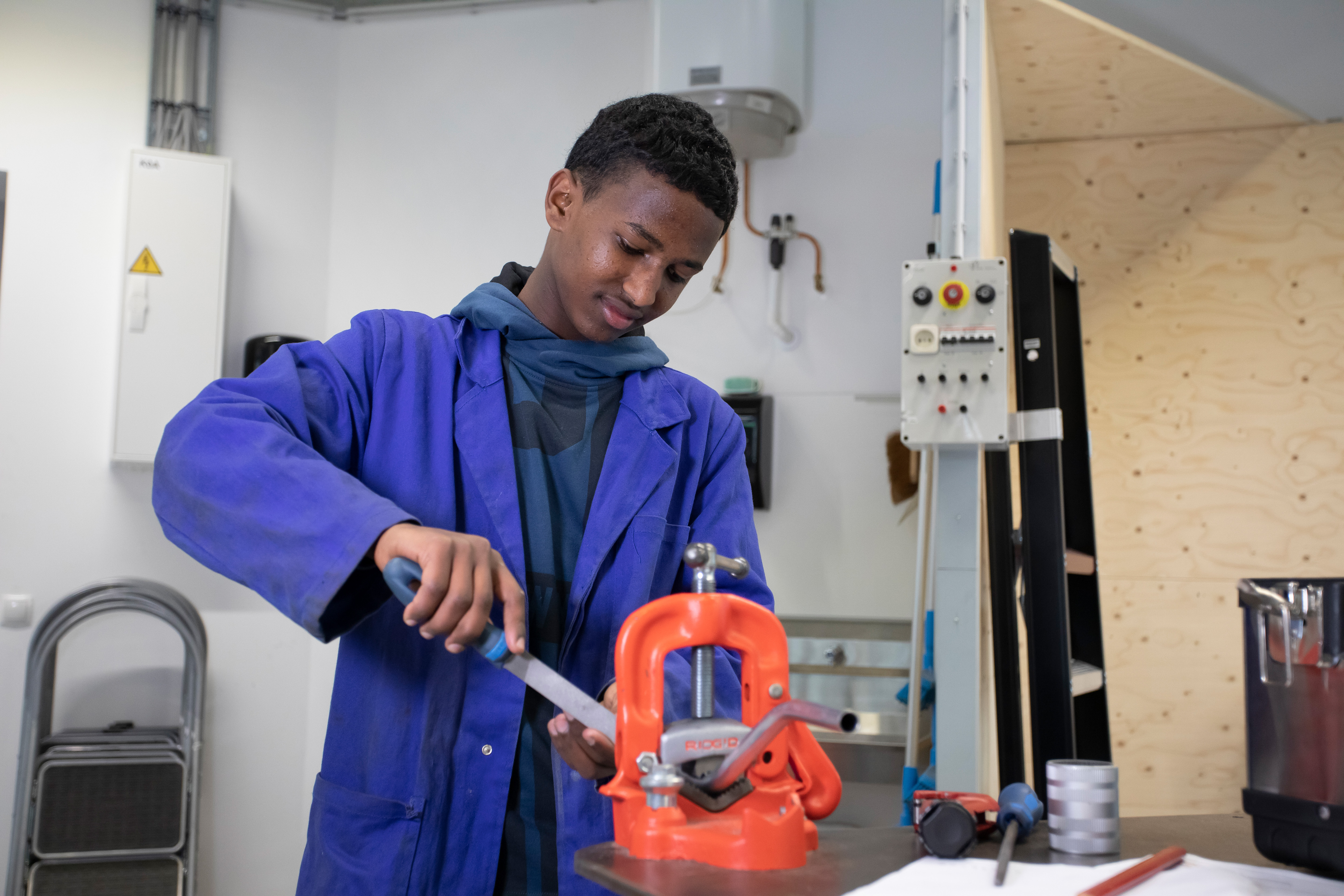 Student is bezig in een werkplaats