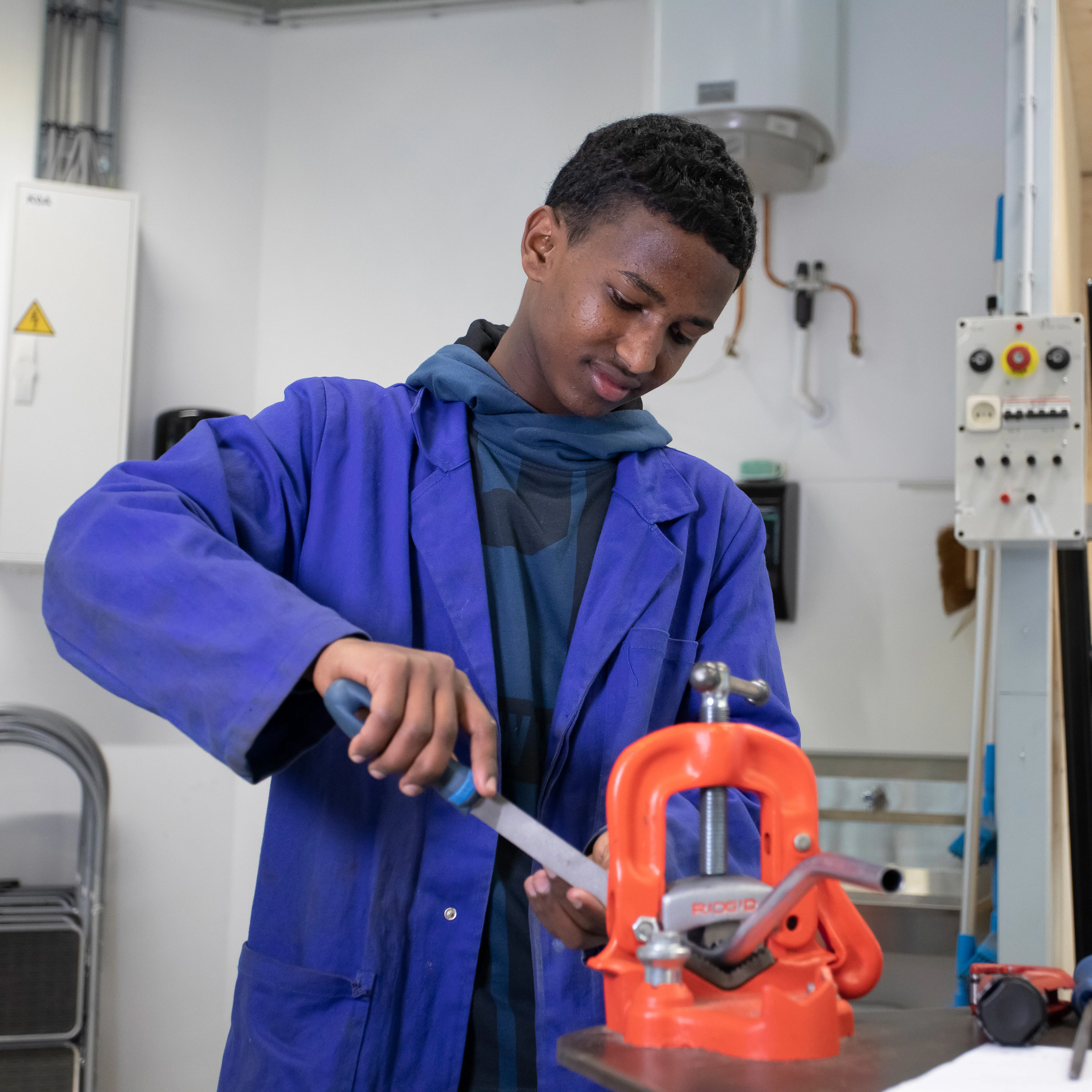 Student is bezig in een werkplaats