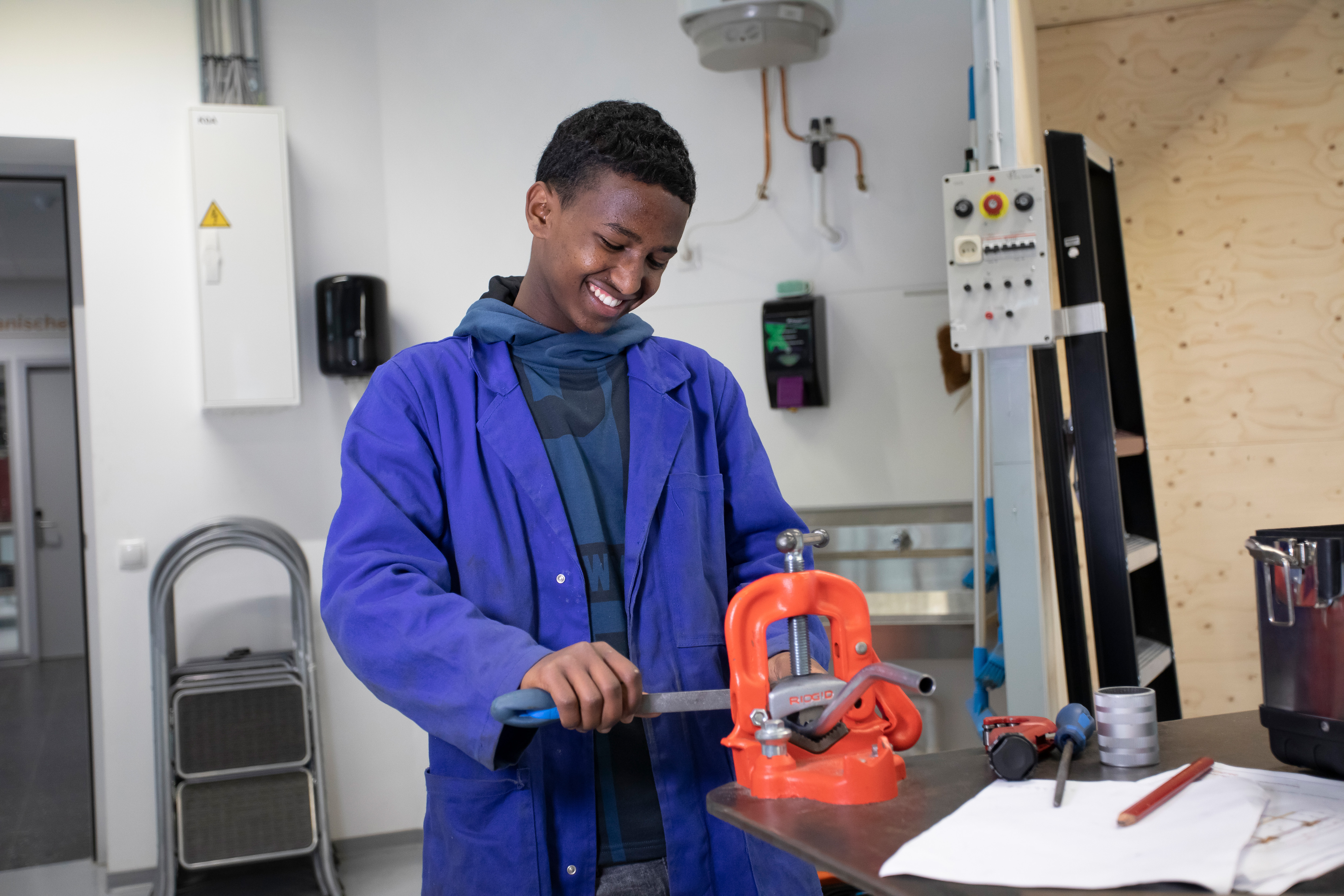 Student is bezig in de werkplaats