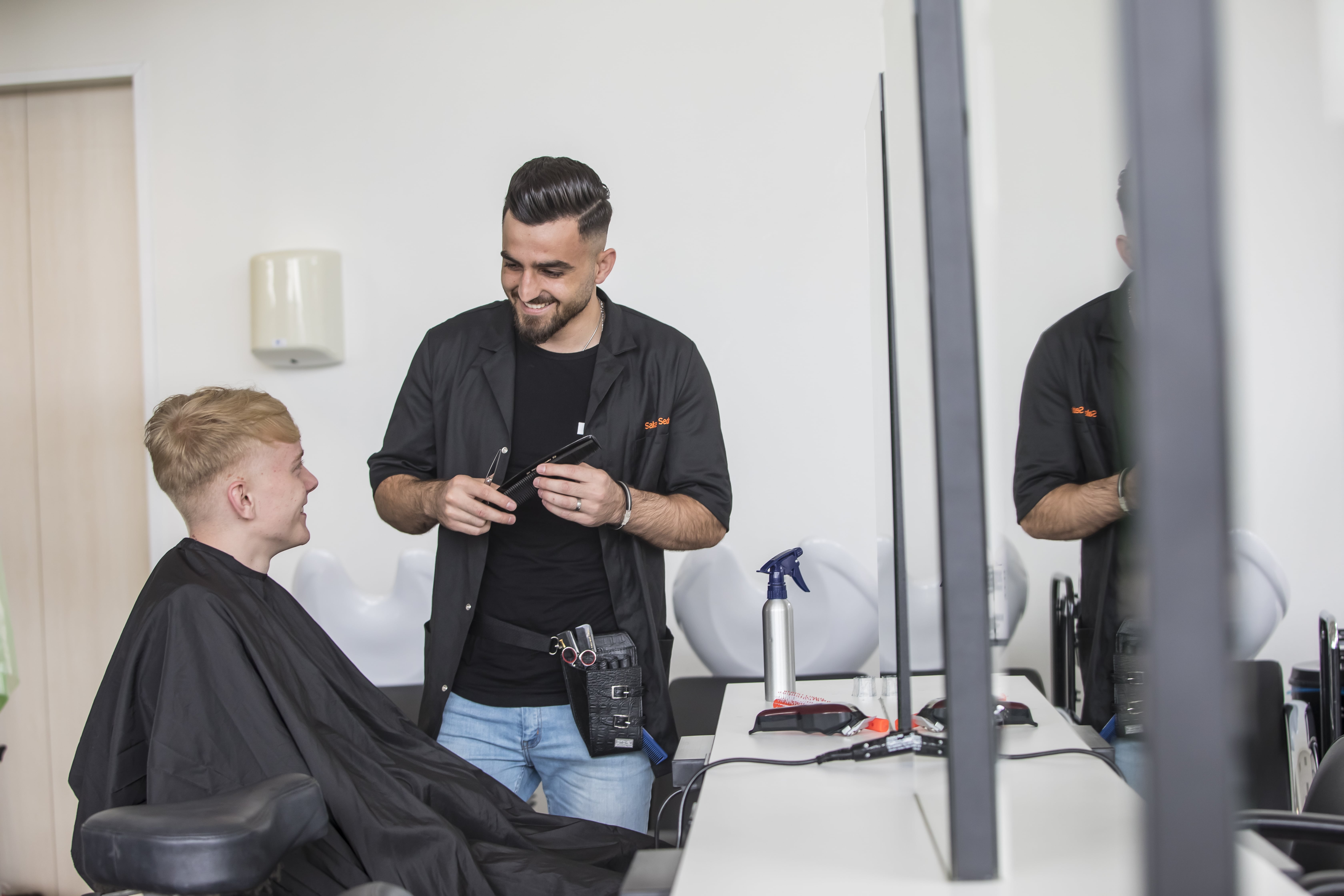 Studenten kijken naar elkaar