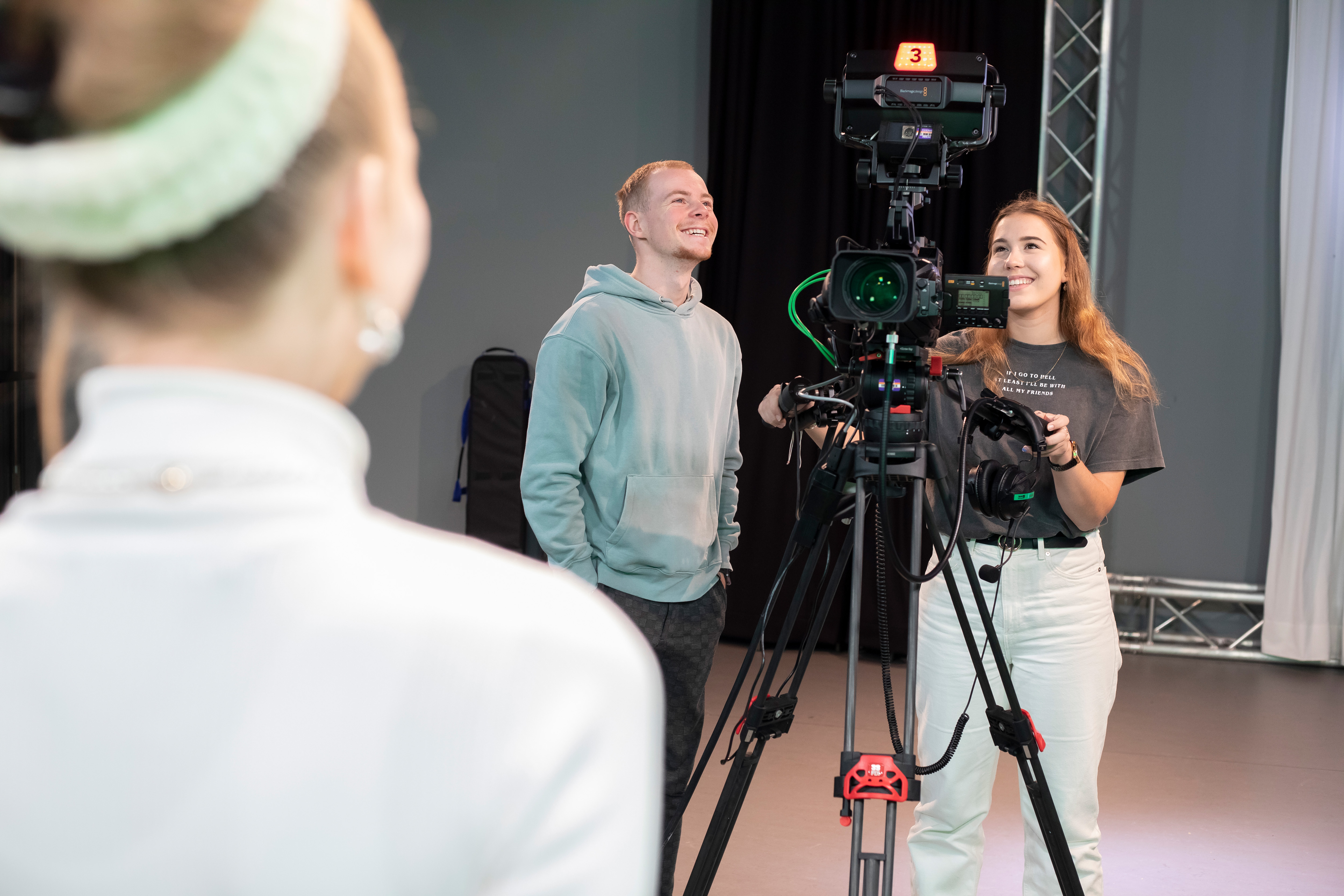 2 studenten staan achter een camera