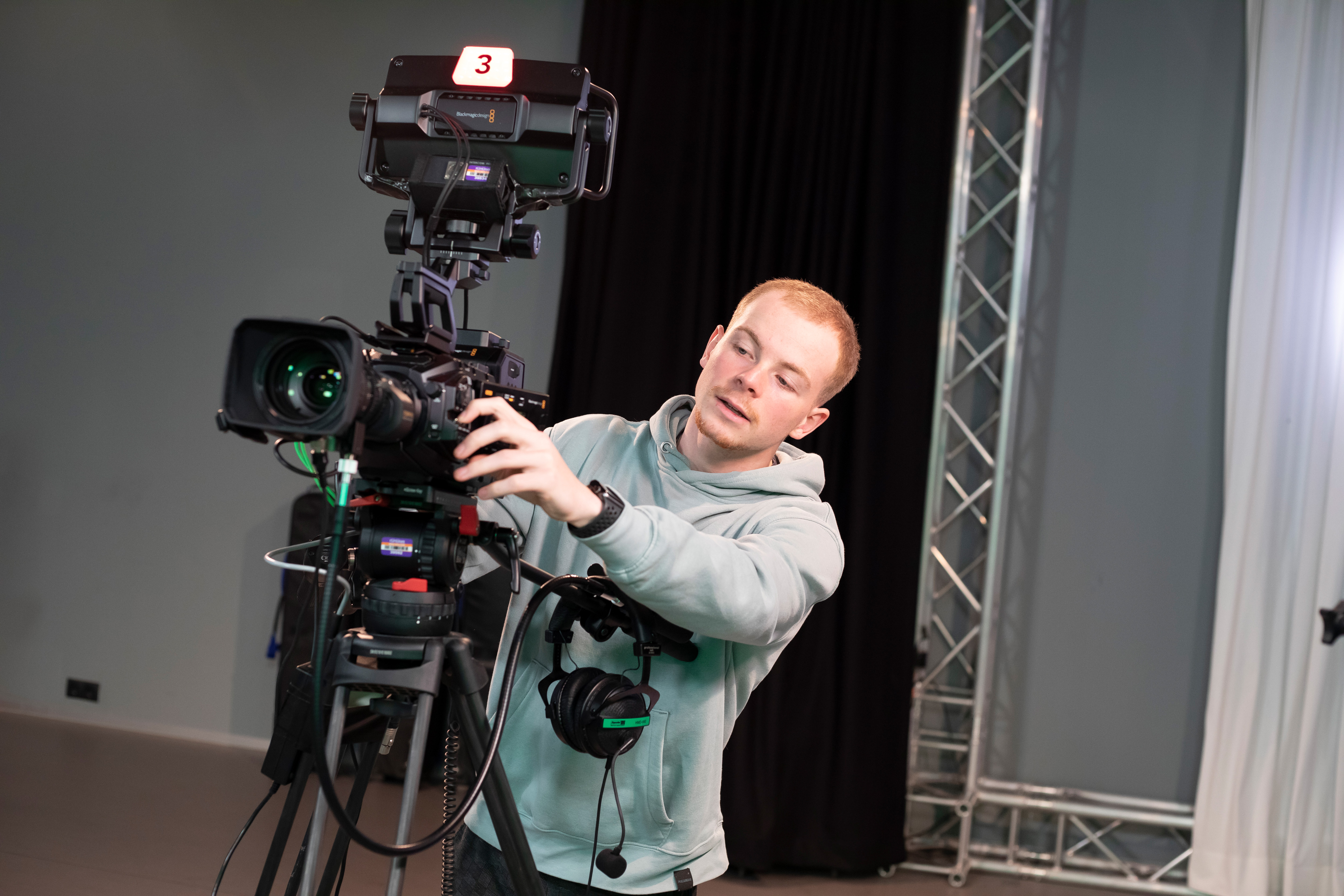 Student is bezig met het instellen van een camera